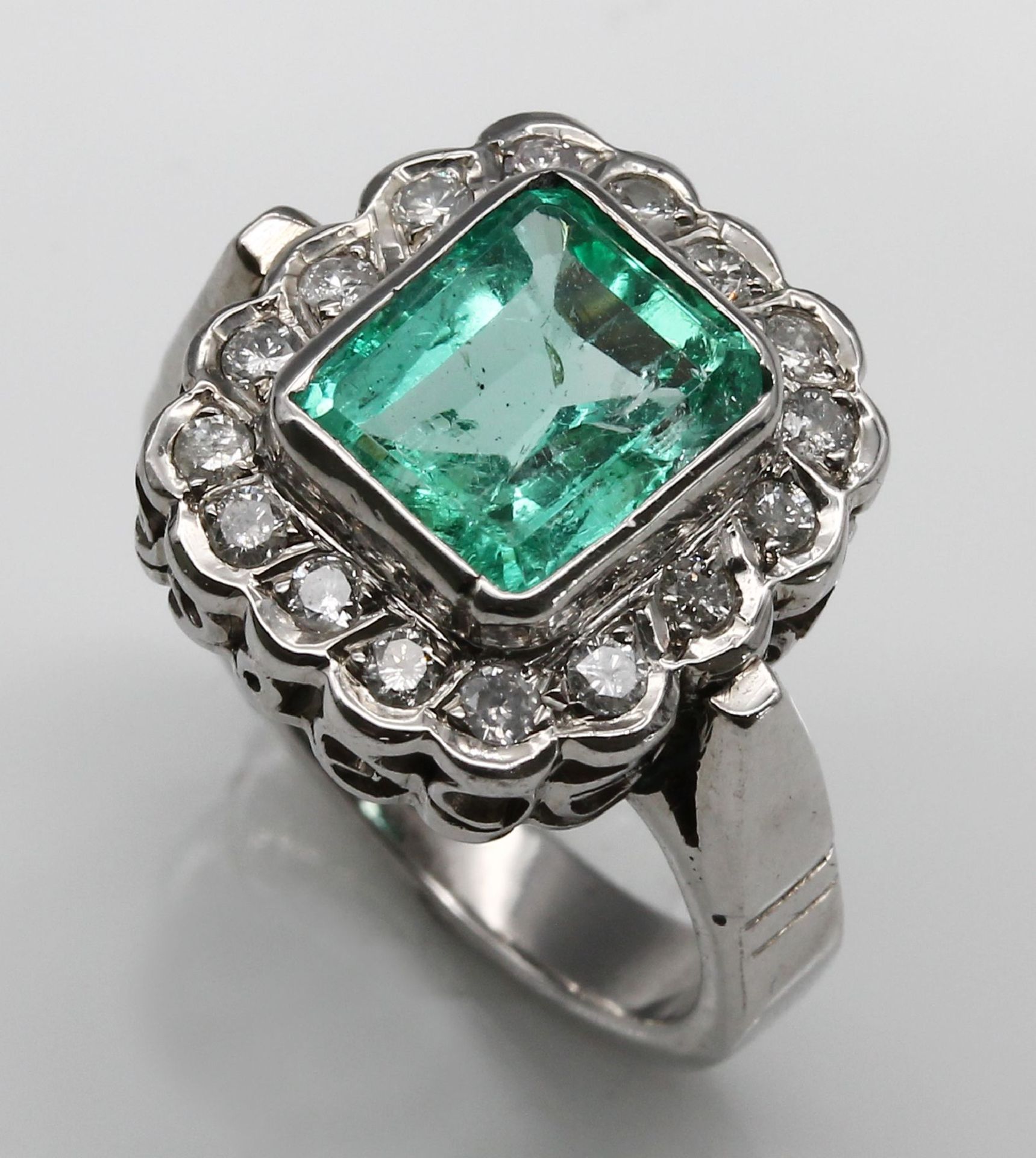 14 kt Gold Smaragd-Brillant-Ring,   WG 585/000, mittiger
