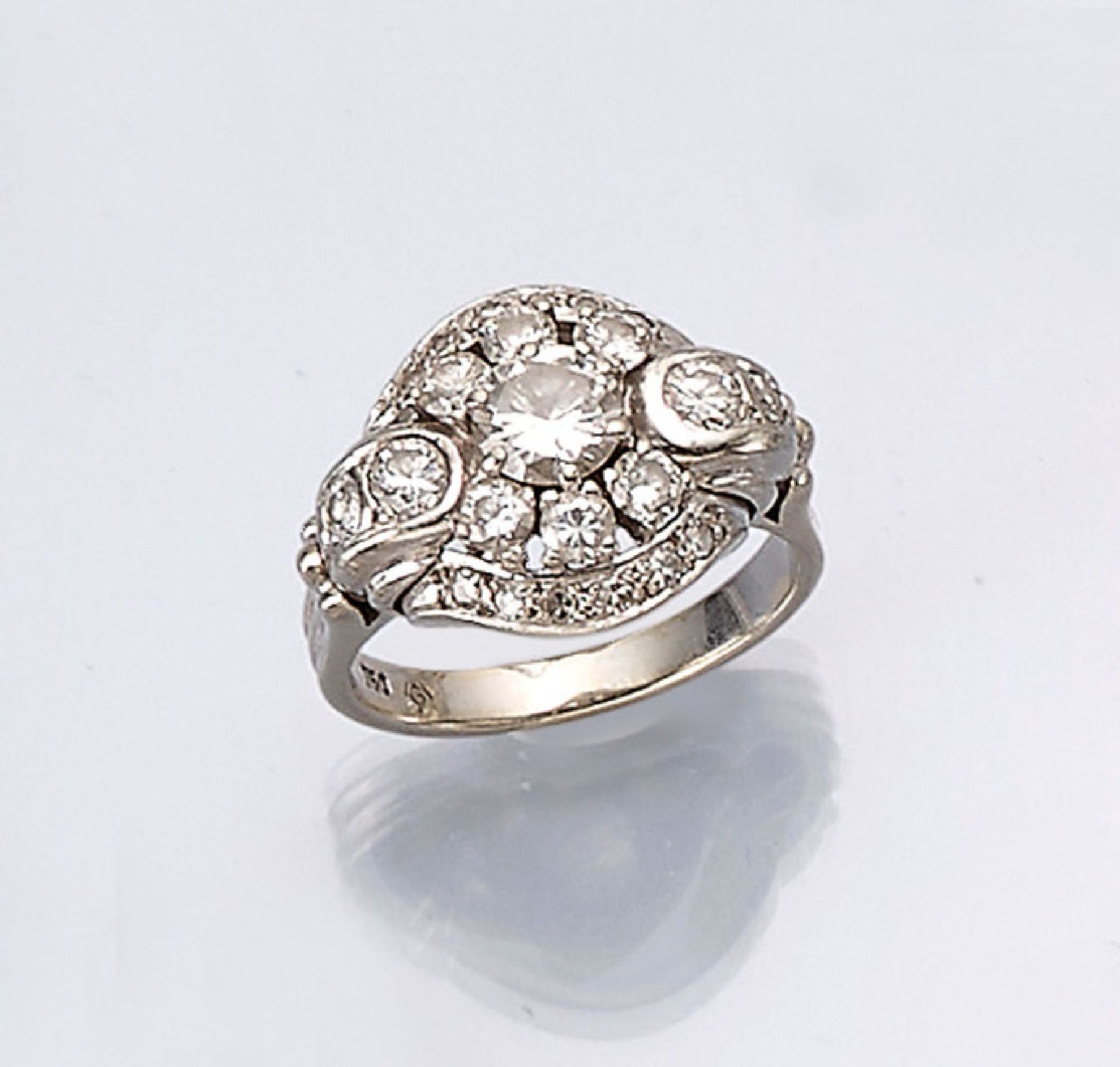 18 kt Gold Diamant-Ring,   WG 750/000, symm. Gestaltung,