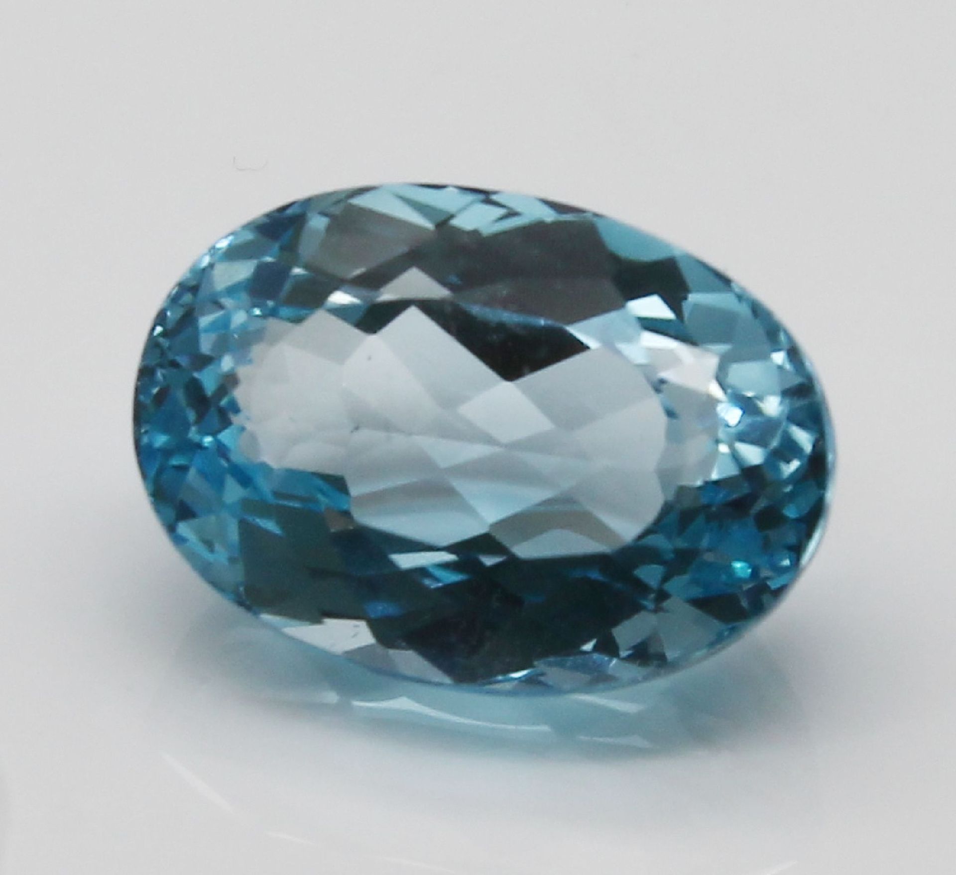 Loser facett. Blautopas, 15.21 ct, oval,   16.66 x 11.67 x