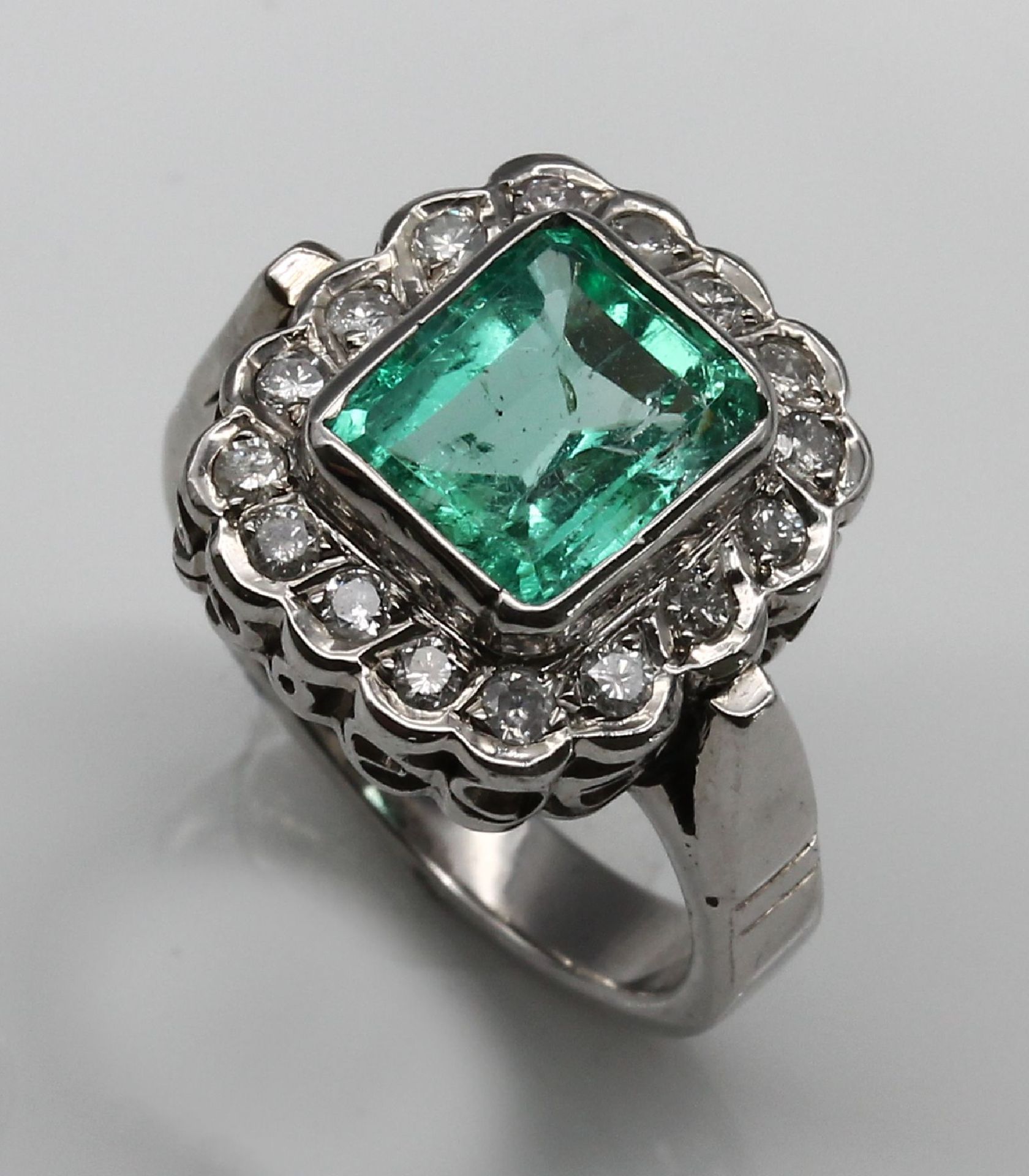 14 kt Gold Smaragd-Brillant-Ring,   WG 585/000, mittiger - Bild 2 aus 3