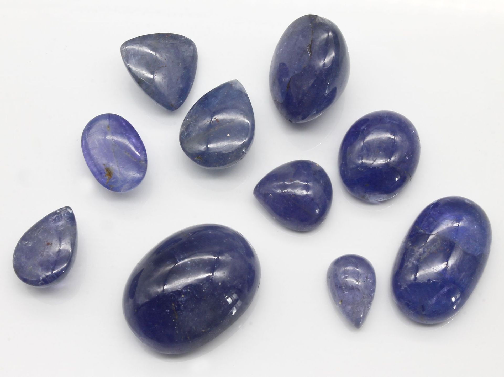 Lot 11 lose Tansanite zus. ca. 246.19 ct,   Cabochons in