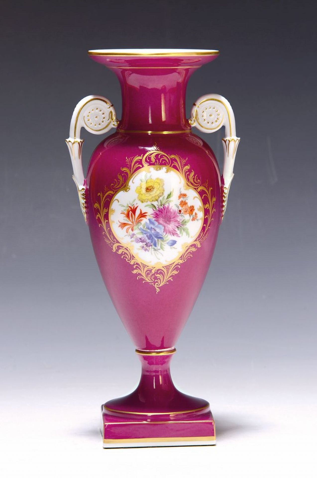 Doppelhenkelvase, Meissen, 20. Jh.,  2. Wahl purpurrot