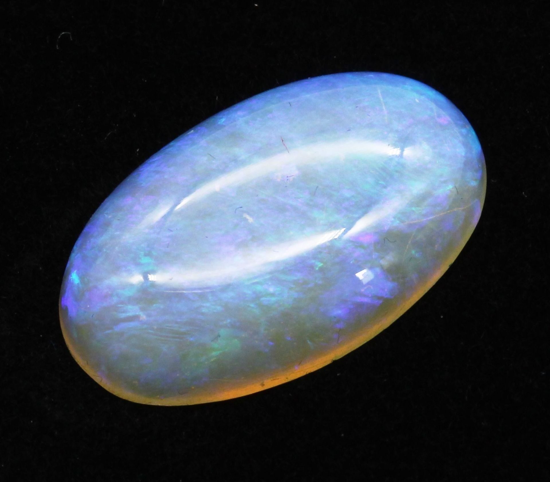 Loser Opal-Cabochon ca. 7.13 ct,   länglich oval,