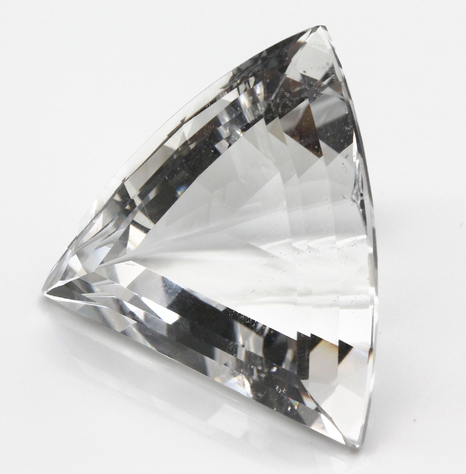 Loser facett. Bergkristalltriangel, 140.50 ct,  im - Bild 2 aus 3