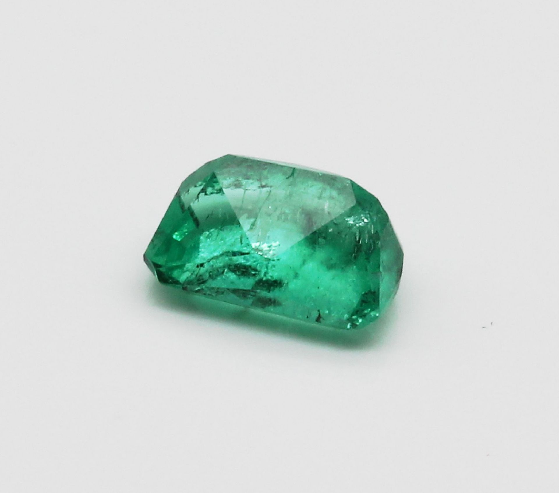 Loser Smaragd ca. 1.69 ct,   halb-rund facett., nat. - Bild 3 aus 3