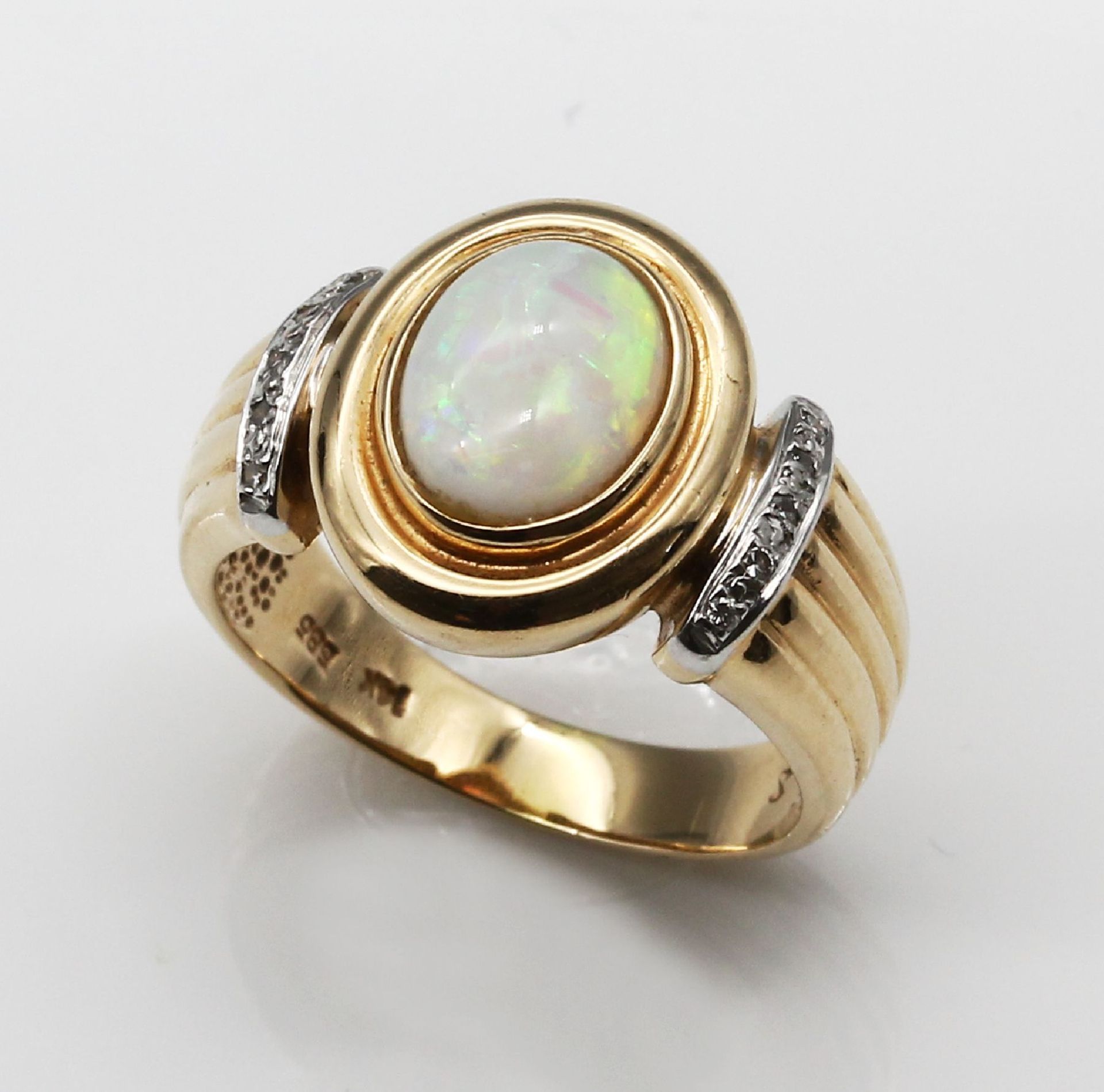 14 kt Gold Ring mit Opal und Diamanten,   GG 585/000,