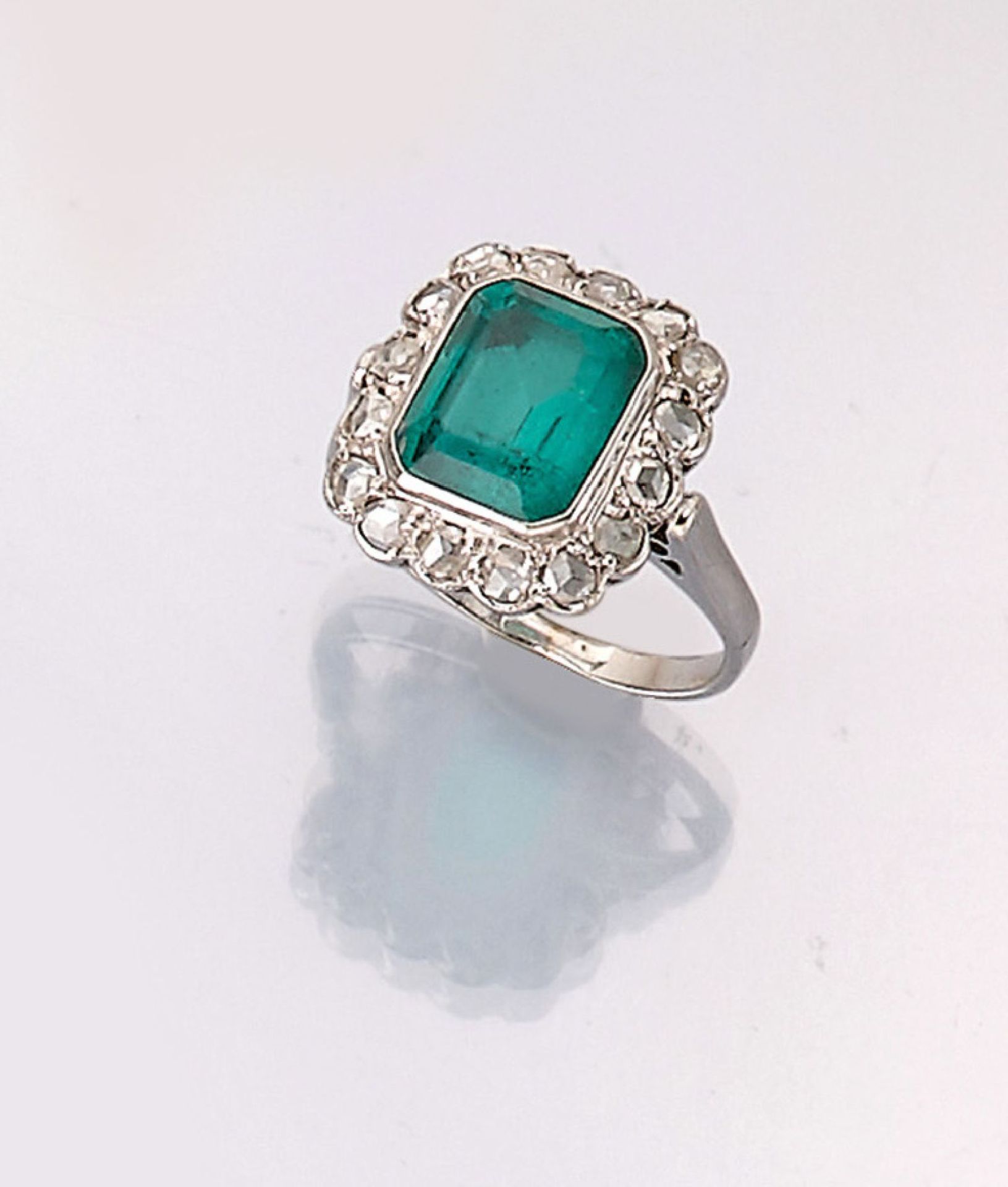 18 kt Gold Smaragd-Diamant-Ring, WG 750/000, mittiger