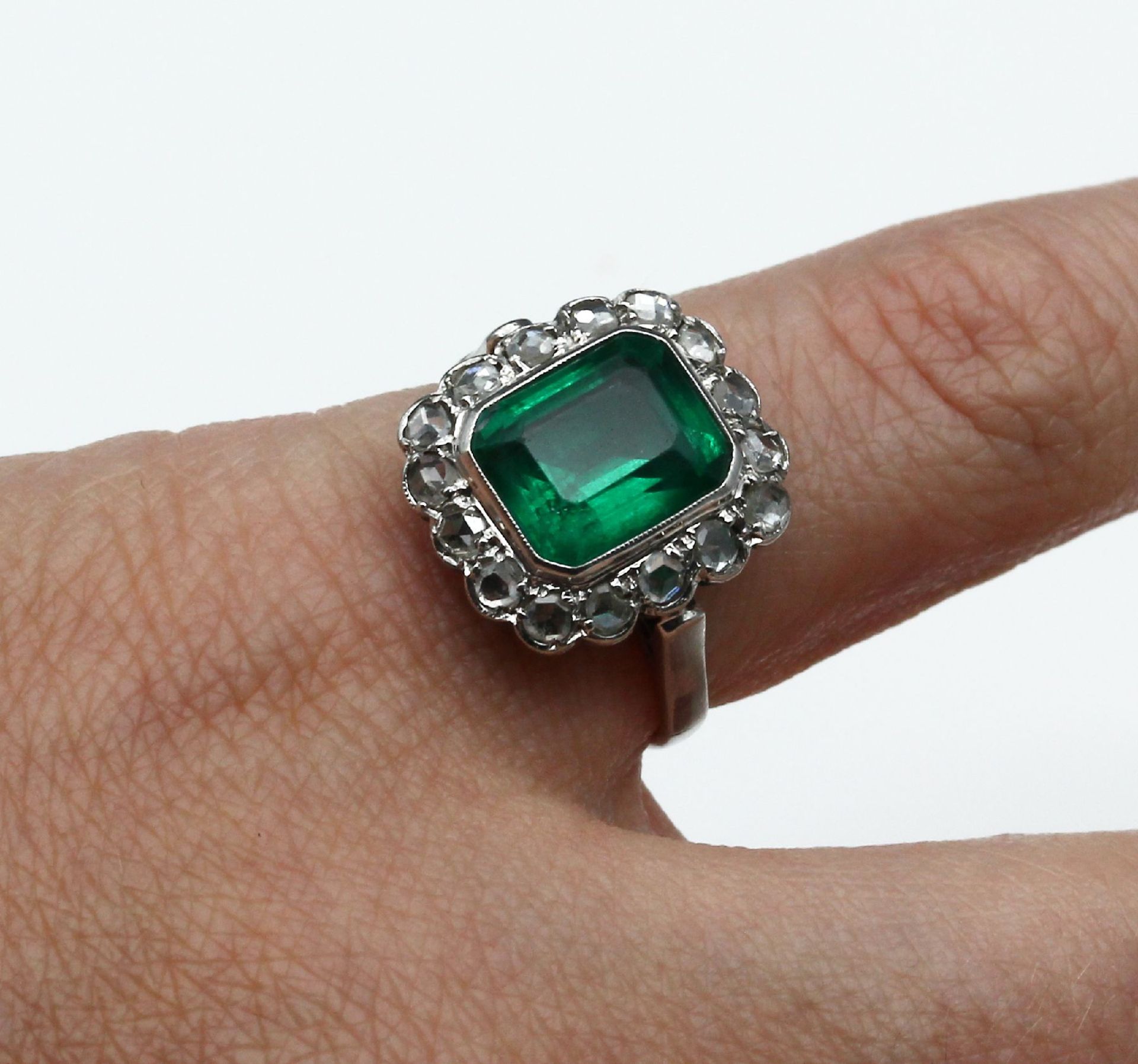 18 kt Gold Smaragd-Diamant-Ring, WG 750/000, mittiger - Image 2 of 3