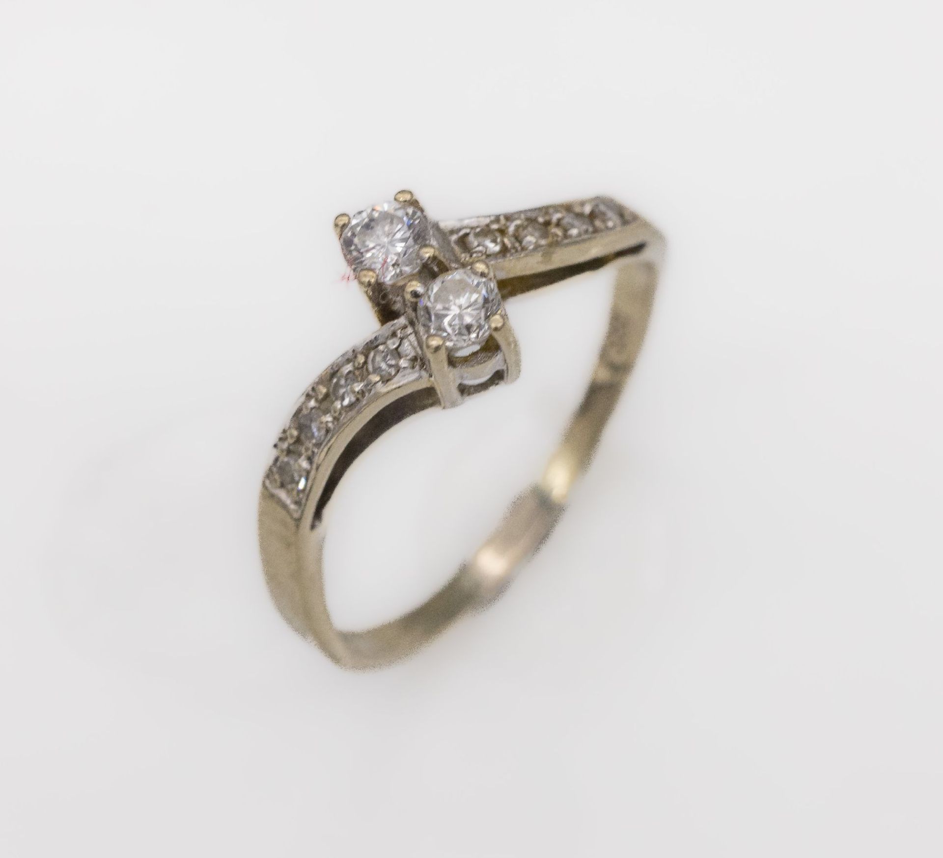 14 kt Gold Diamant-Ring, WG 585/000,   2 Brillanten und 8