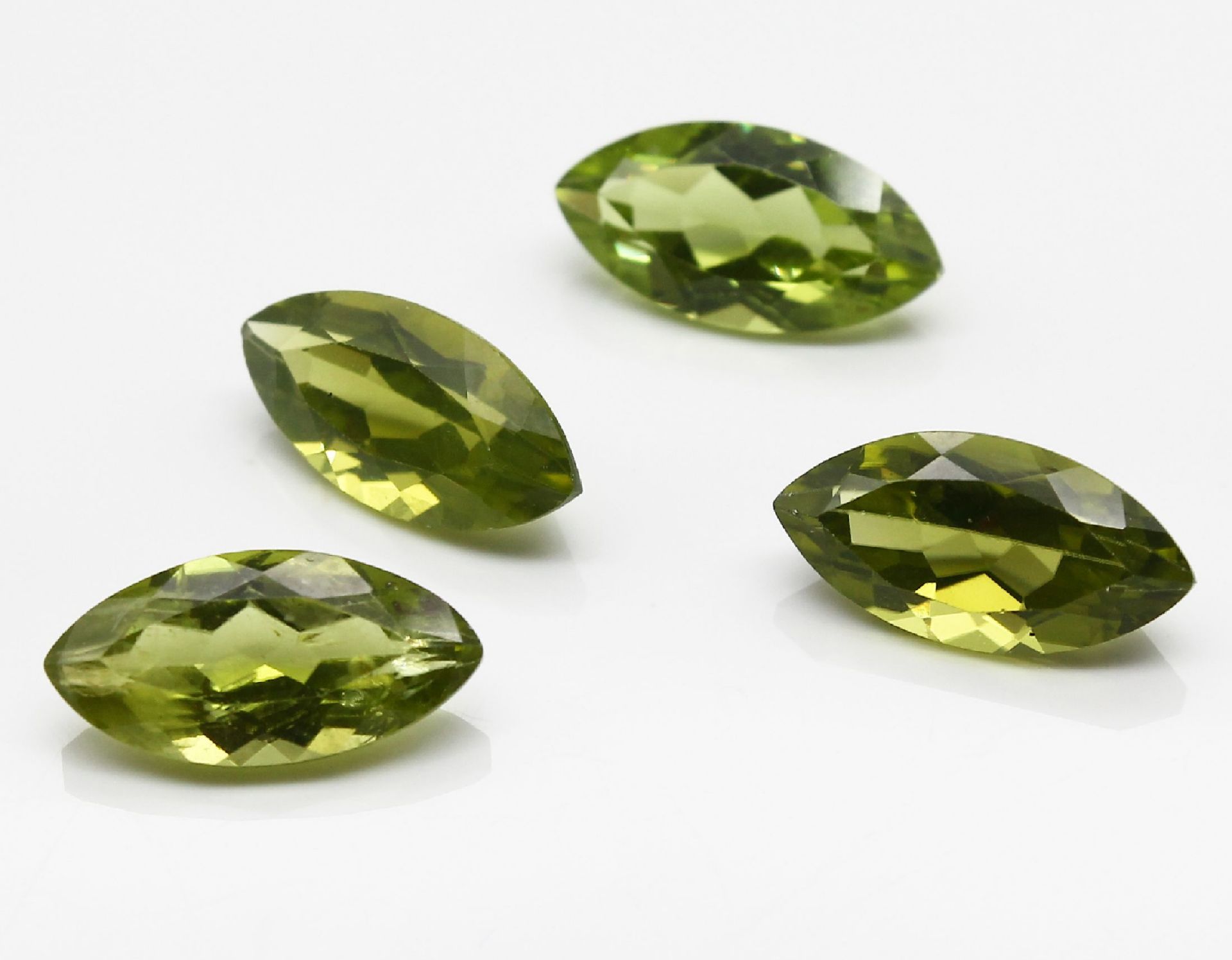 Lot 4 lose Peridot-Navettes zus. ca. 12.60 ct Schätzpreis: