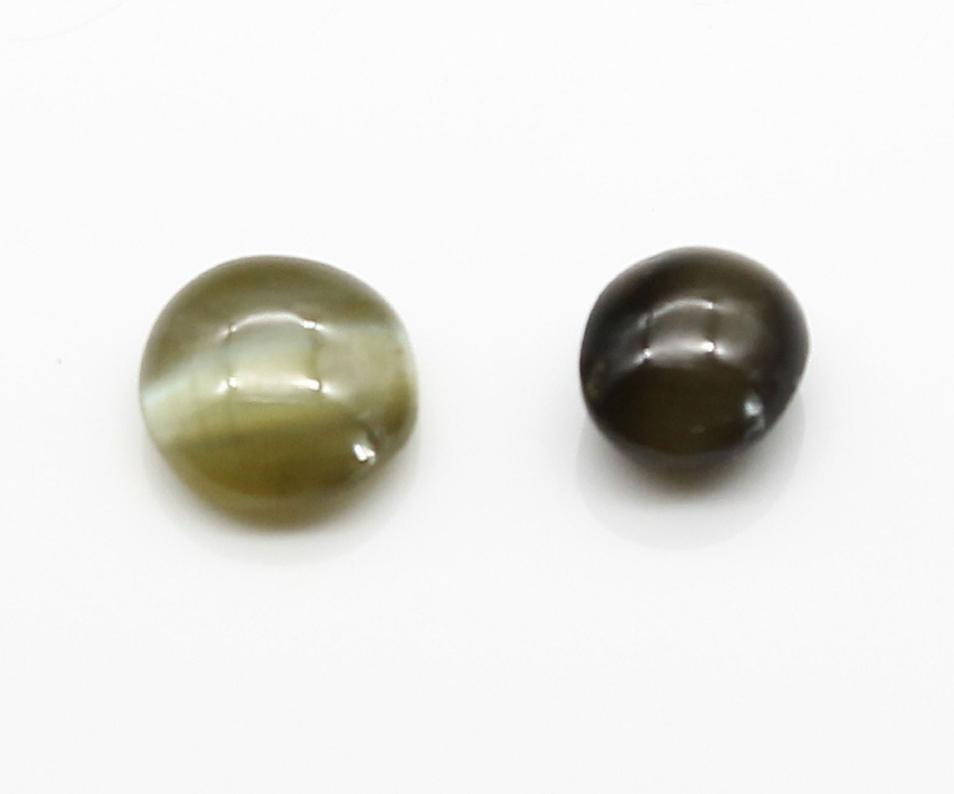 Lot 2 Chrysoberyll-Katzenaugen-Cabochons zus. ca. 2.45 ct,