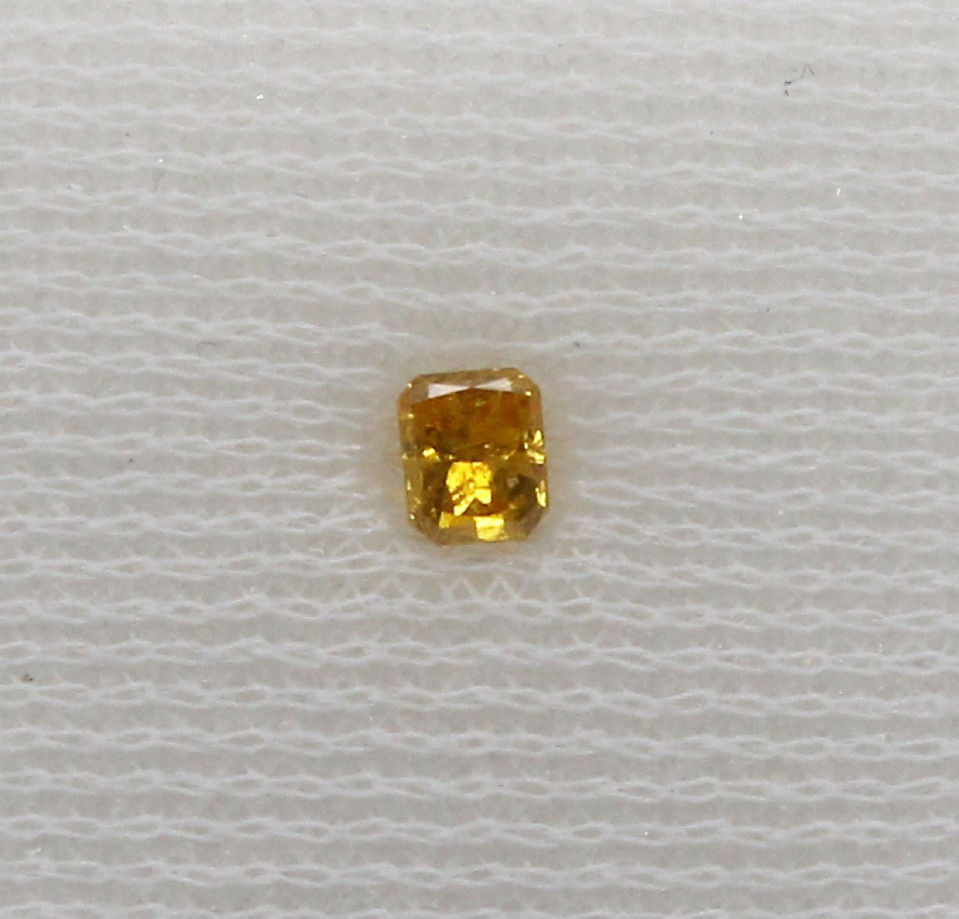 Loser Diamantradiant 0.46 ct, fancy vivid yellow/p2, mit