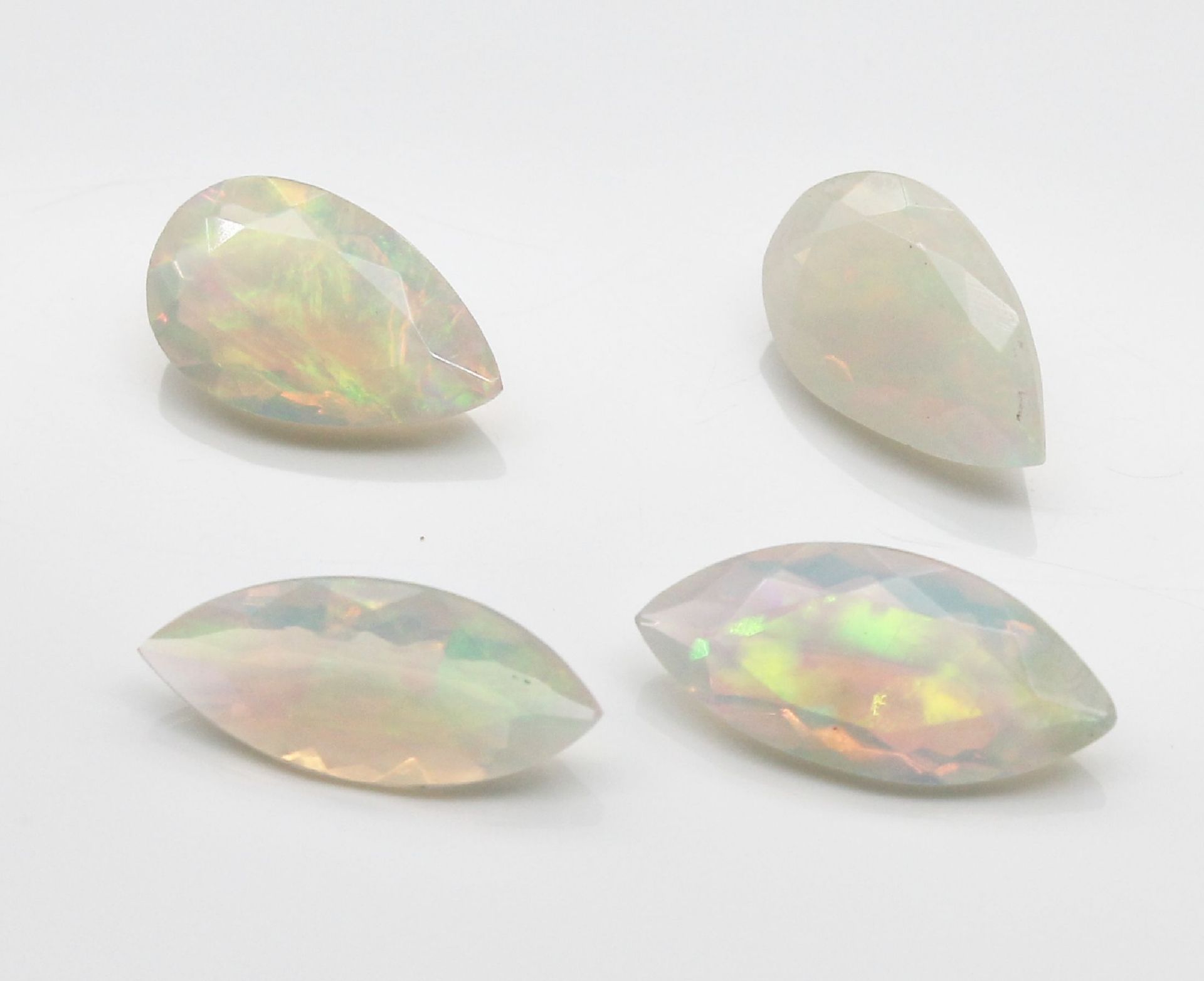 4 Lose Opale zus. ca. 6.02 ct, 2 facett. Opal-Tropfen