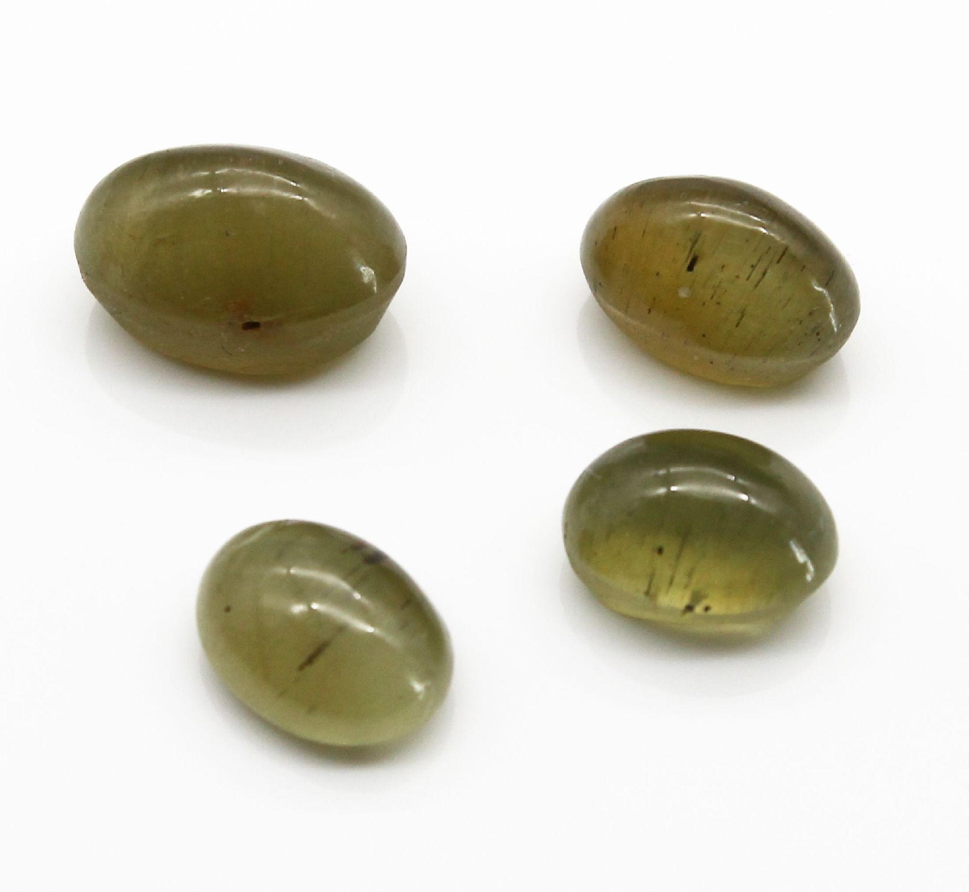 Lot 4 Chrysoberyl-Katzenaugen-Cabochons zus. ca. 11.55 ct,