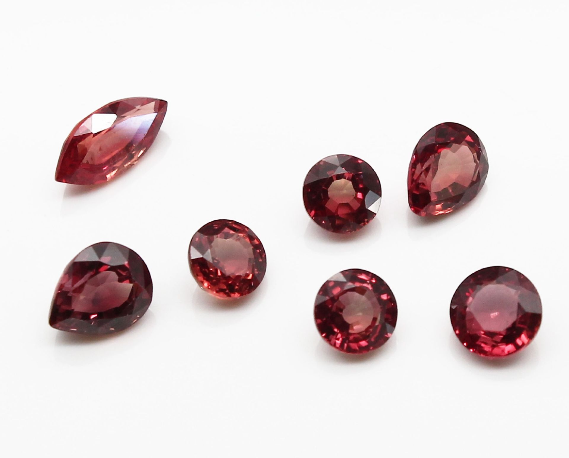 Lot 7 lose orange-rote Saphire zus. ca. 6.00 ct, versch.