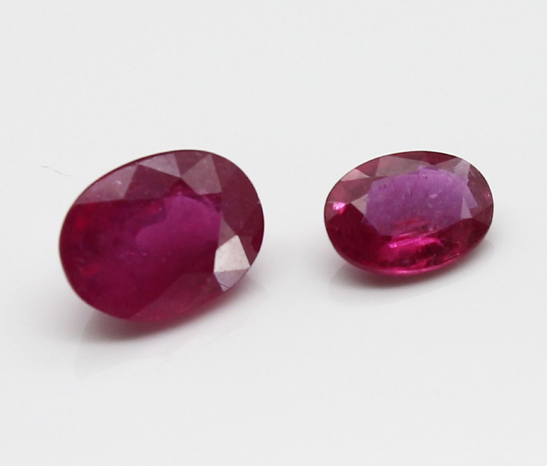 2 ovalfacett. lose Rubine zus. ca. 2.96 ct, 1 x 2.15 ct,