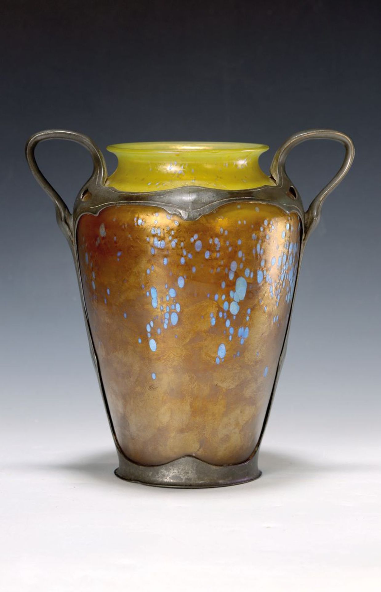 Große Doppelhenkelvase, Lötz Wwe, um 1900, farbloses Glas