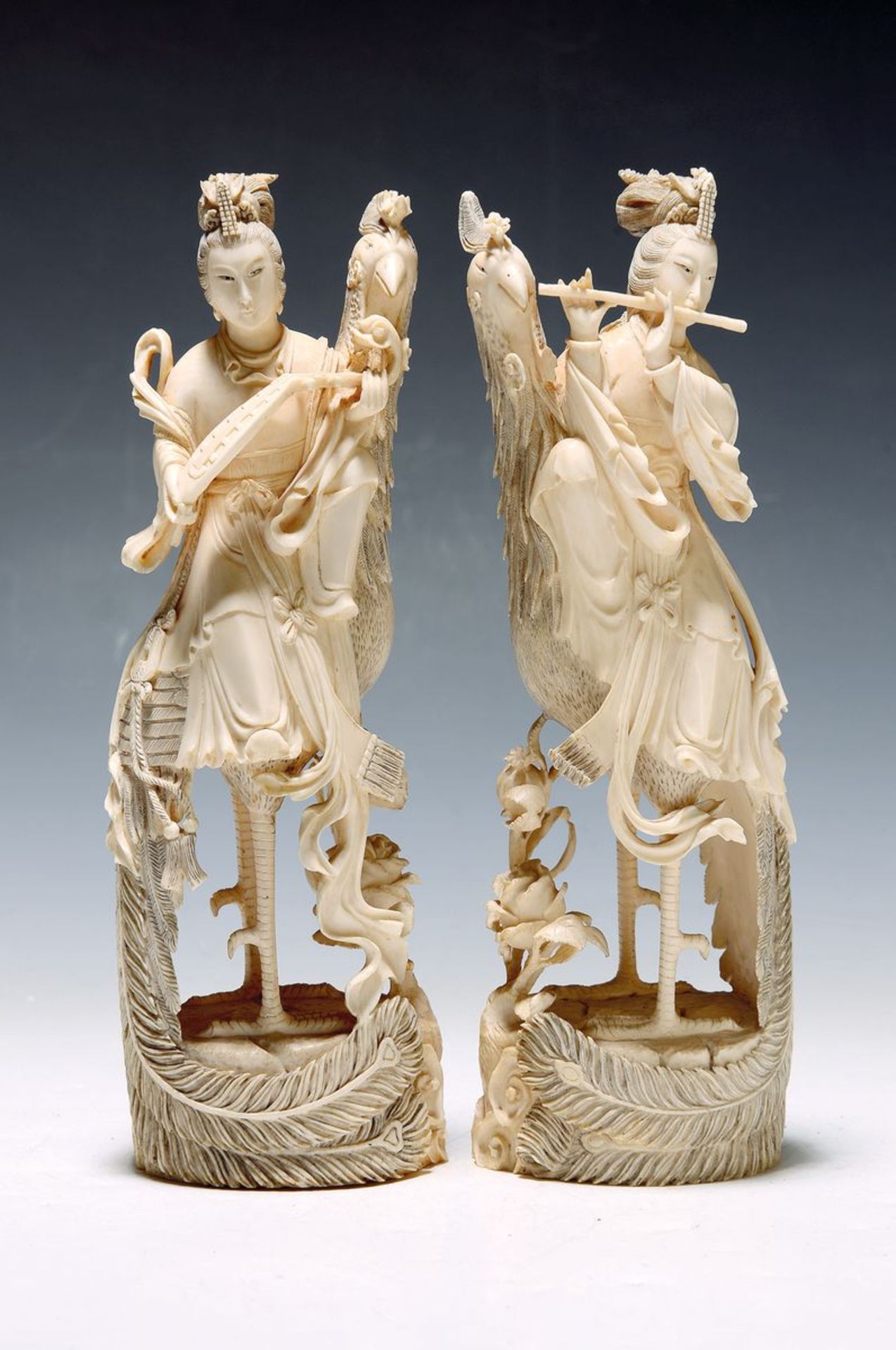 Paar große mythologische Elfenbeinfiguren aus