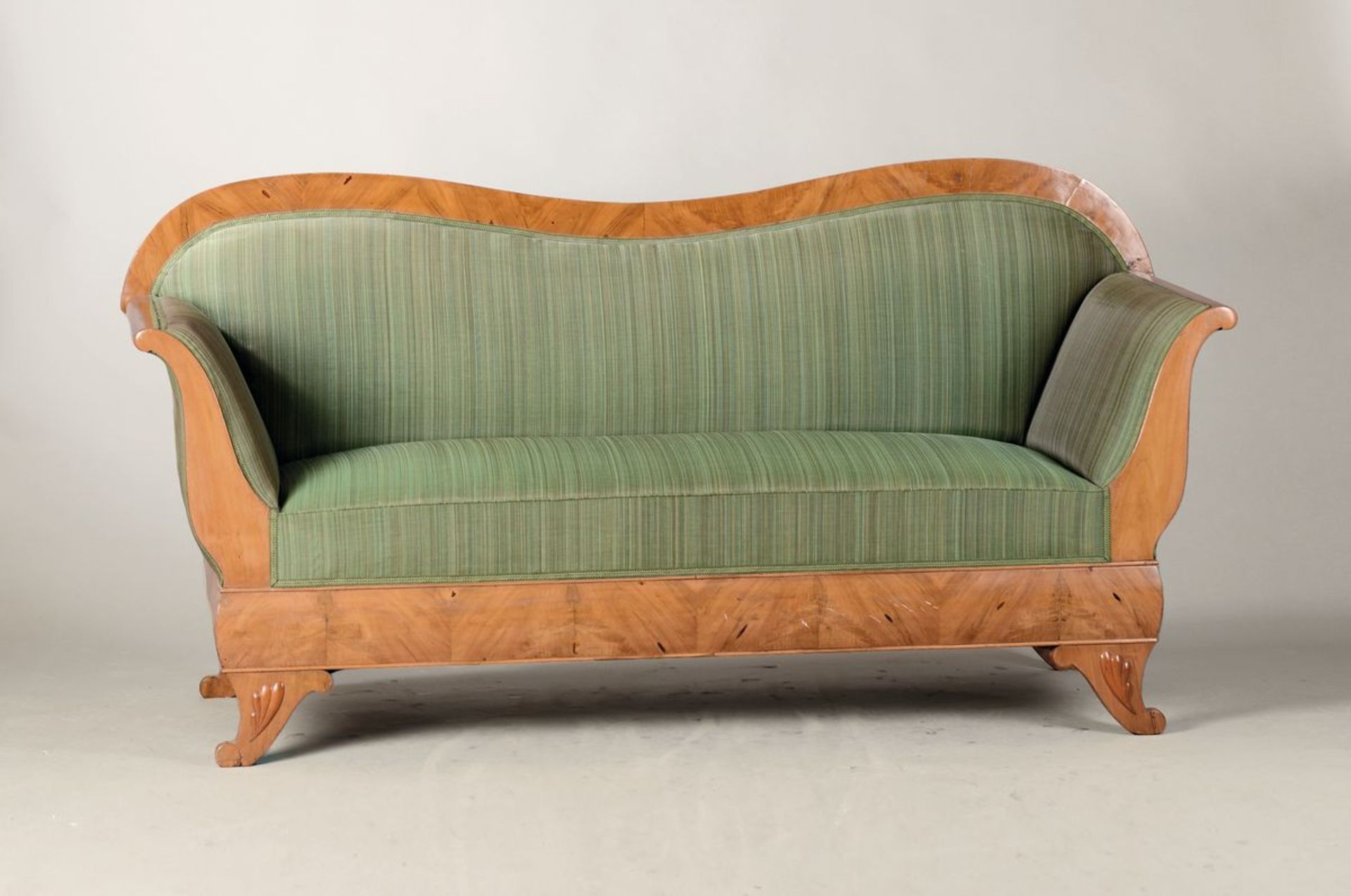 Biedermeier Sofa, um 1825, Nussbaumfurnier, Polsterung