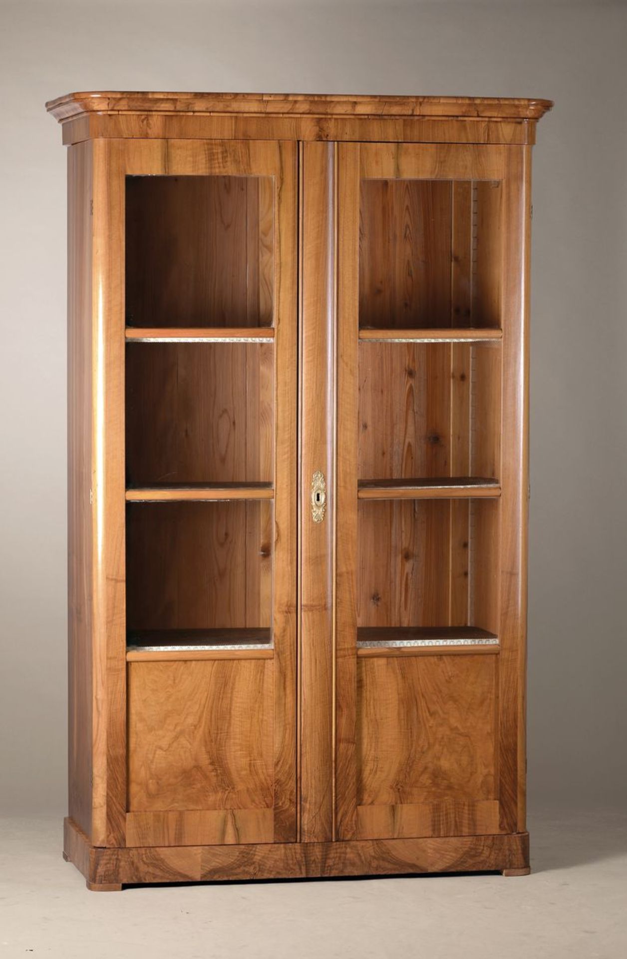 Eleganter Bücherschrank, Biedermeier, um 1830, Nussbaum