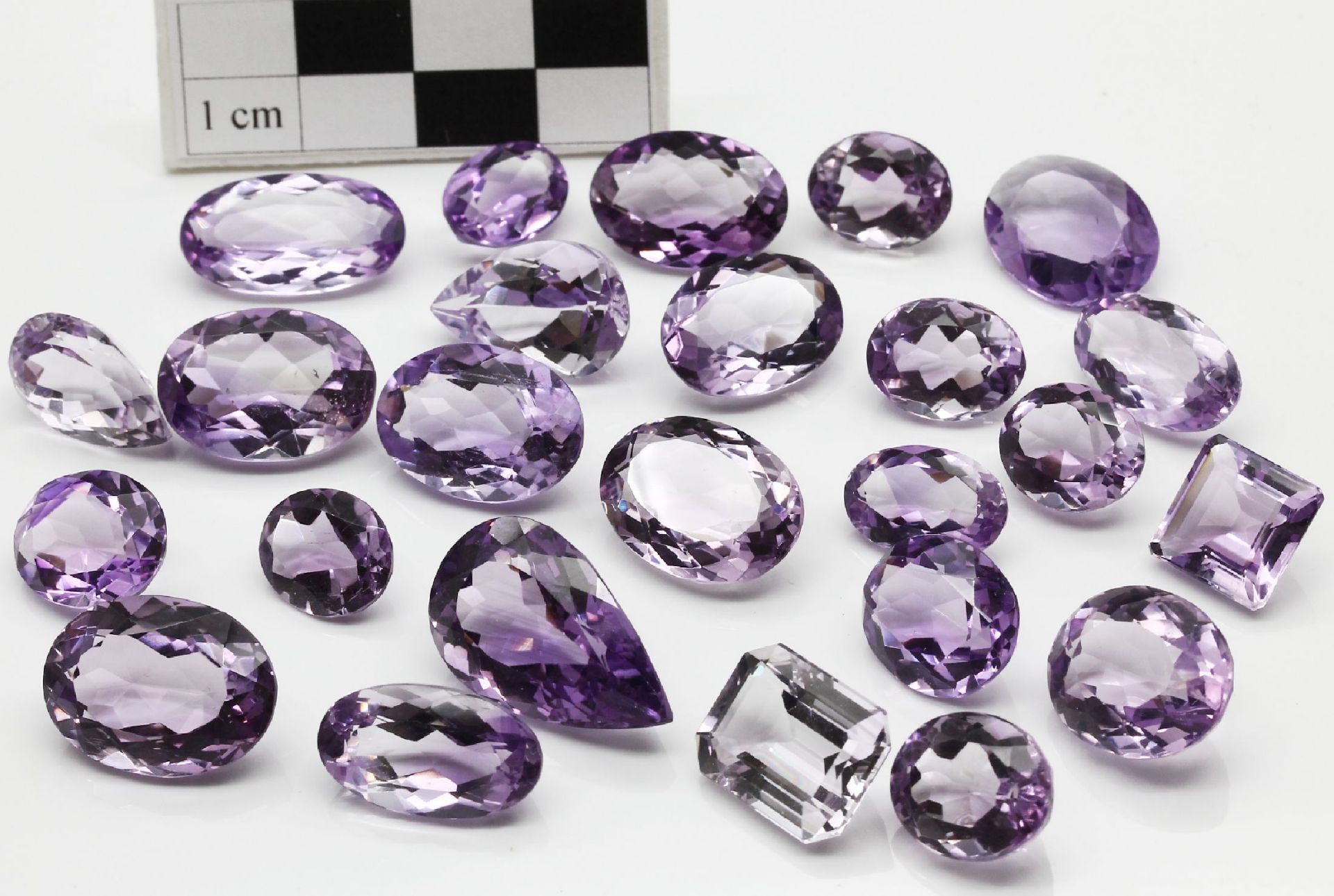 Lot 25 lose Amethyste zus. ca. 201 ct, Schleifarbeit aus