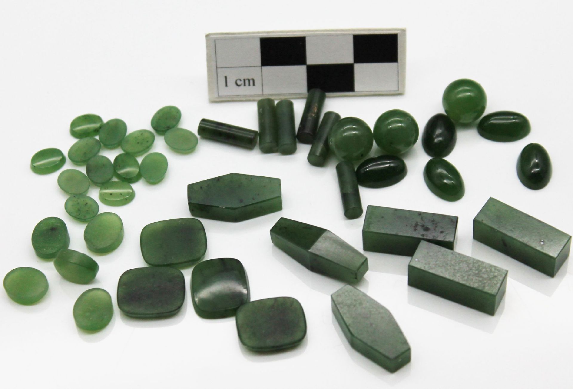 Lot lose Jade zus. ca. 3000 ct, versch. Schliffformen,