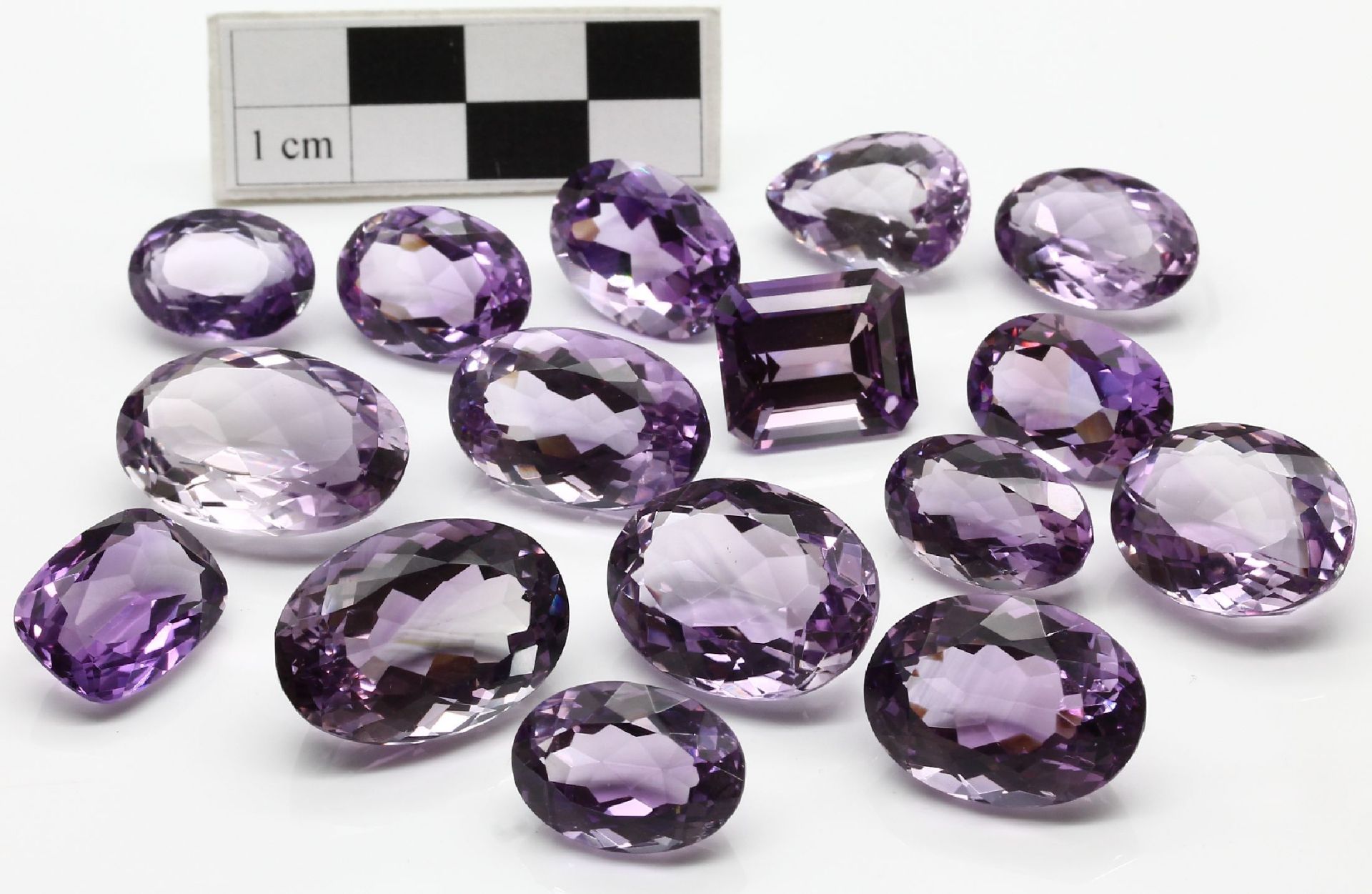 Lot 16 lose Amethyste zus. ca. 265 ct, Schleifarbeit aus