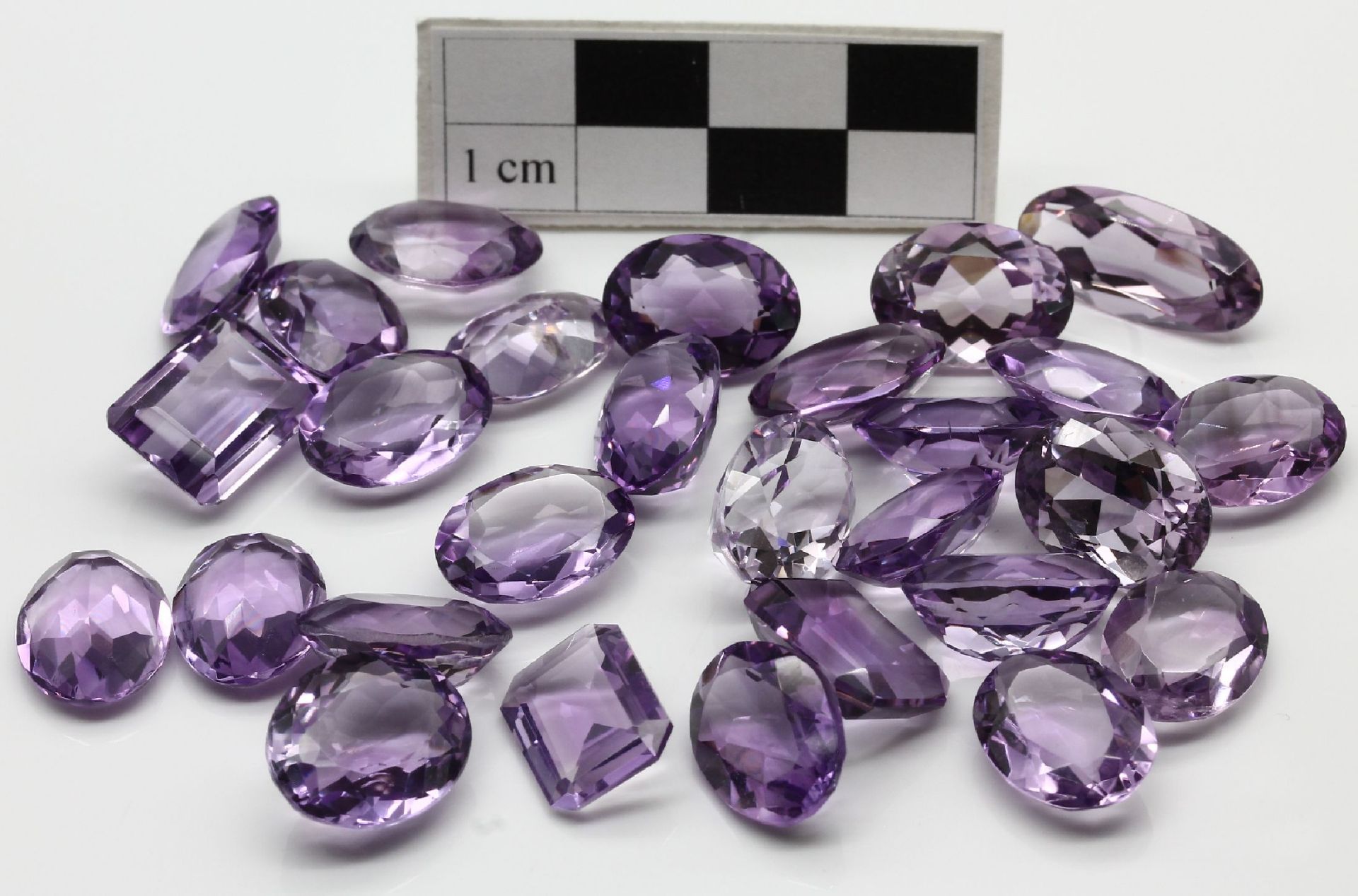 Lot 28 lose Amethyste zus. ca. 189 ct, Schleifarbeit aus