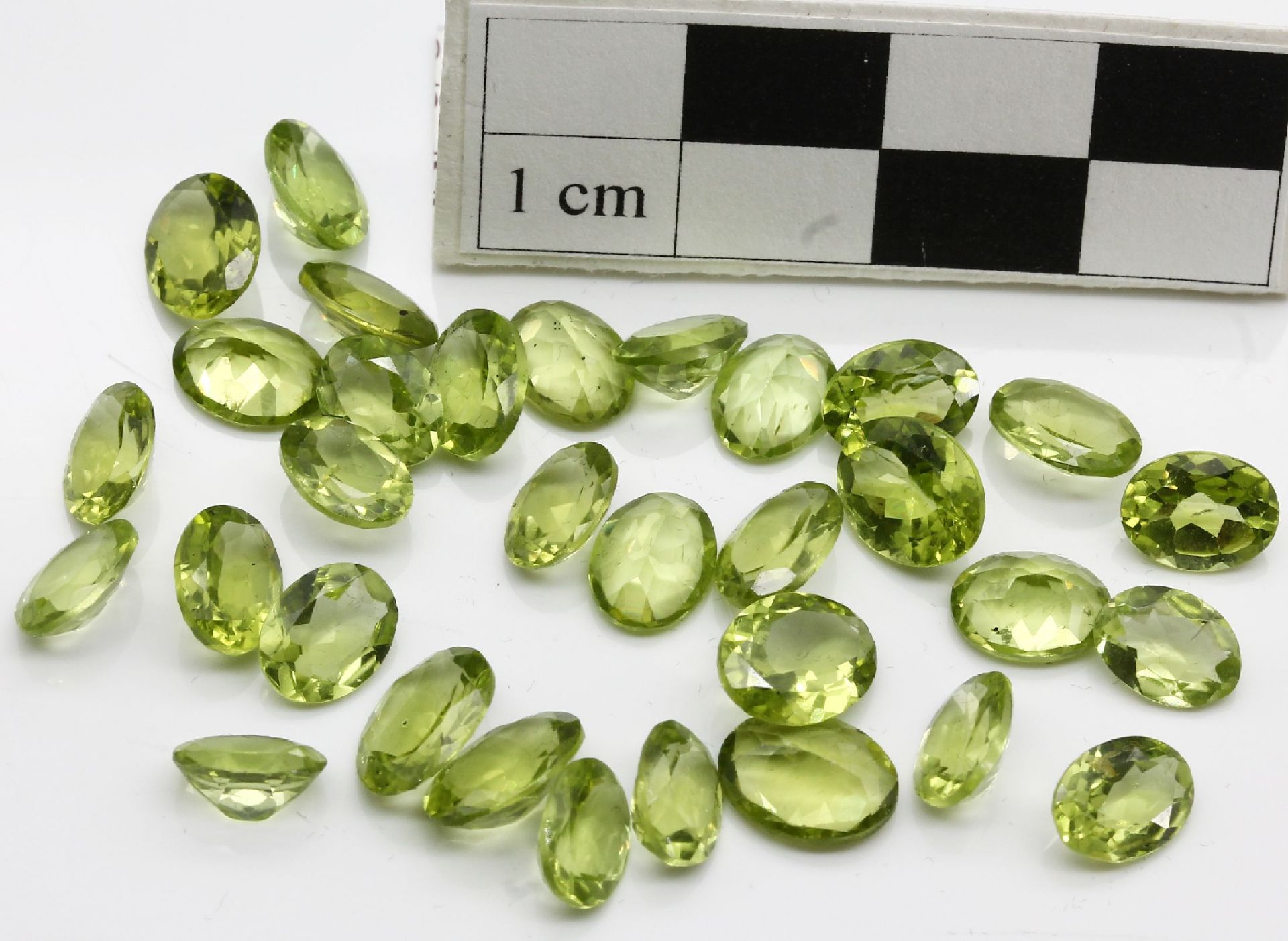 Lot 32 lose Peridots zus. ca. 38.96 ct, ovalfacett.