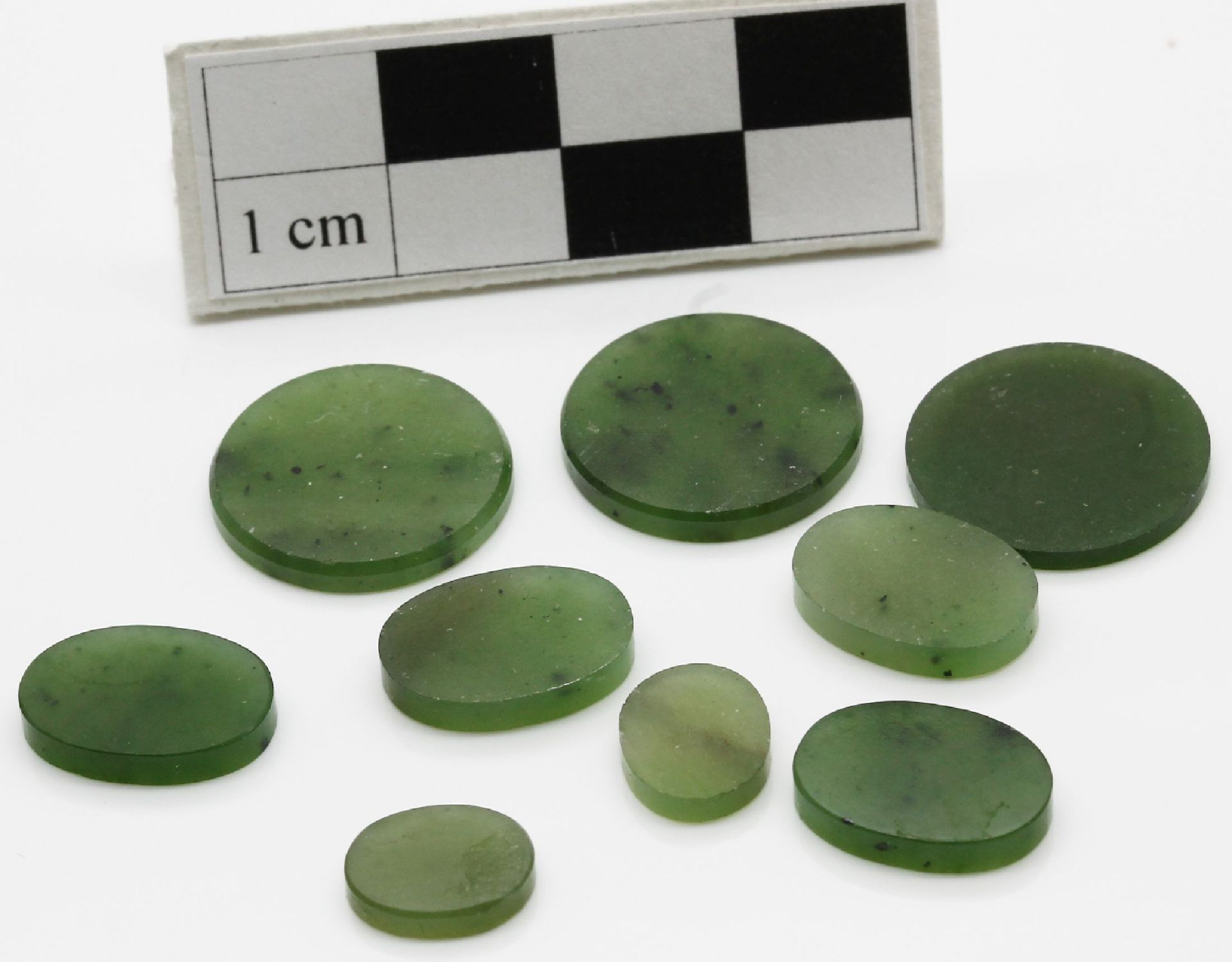 Lot lose Jade total ca. 571 ct, runde und ovale Platten