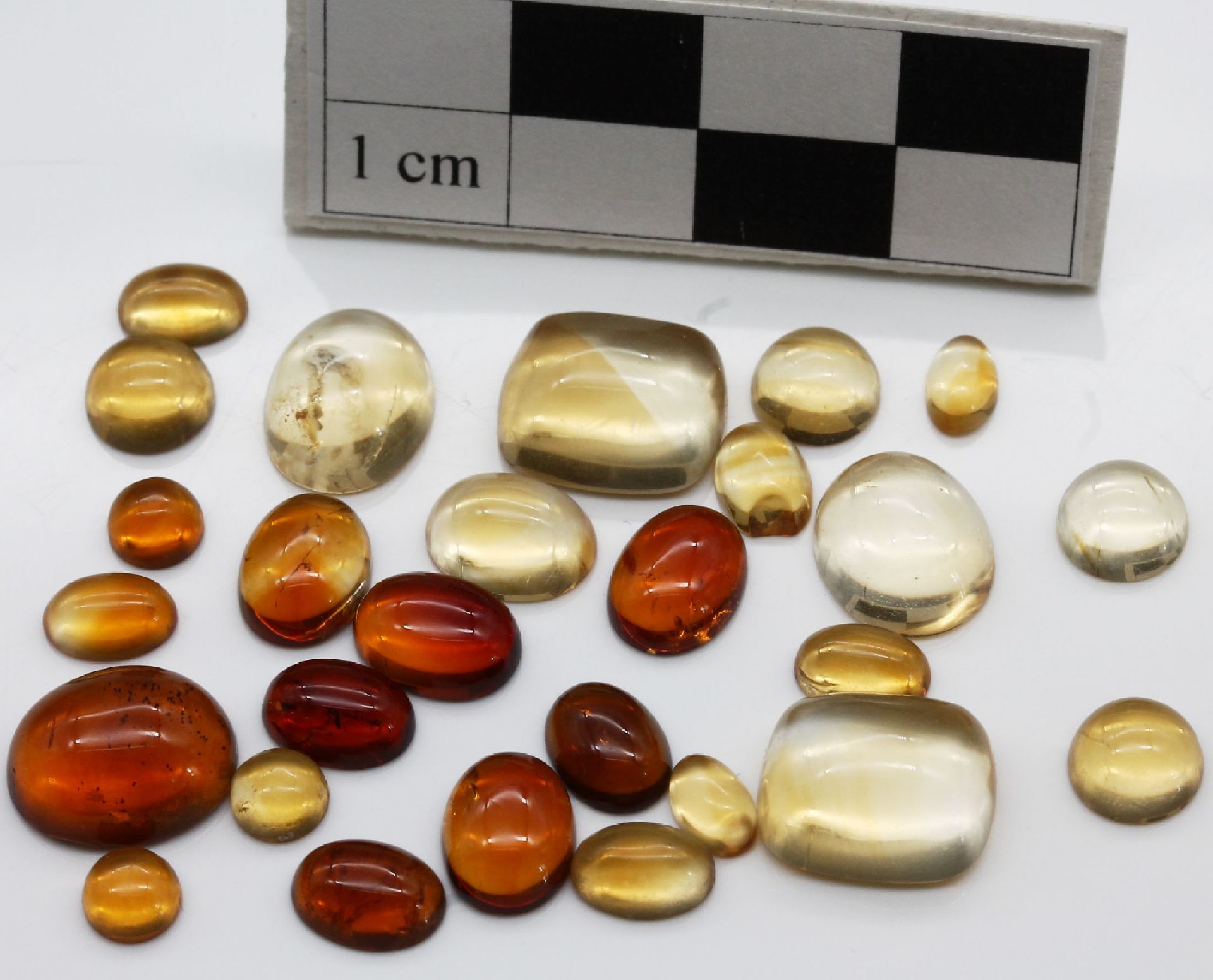 Lot lose Citrine, ca. 558 ct, Cabochons in versch.