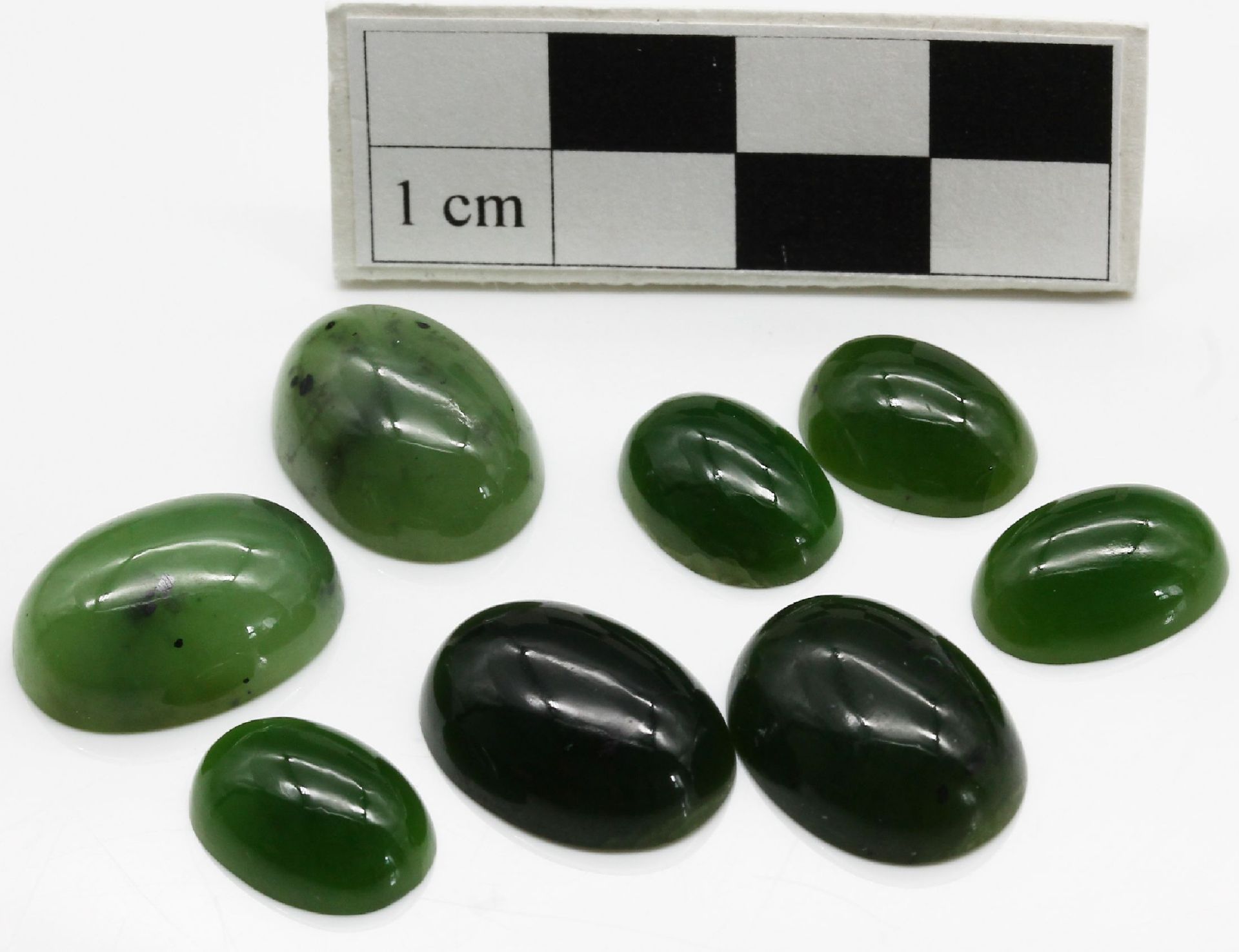 Lot lose Jade zus. ca. 737 ct, ovale Cabochons in