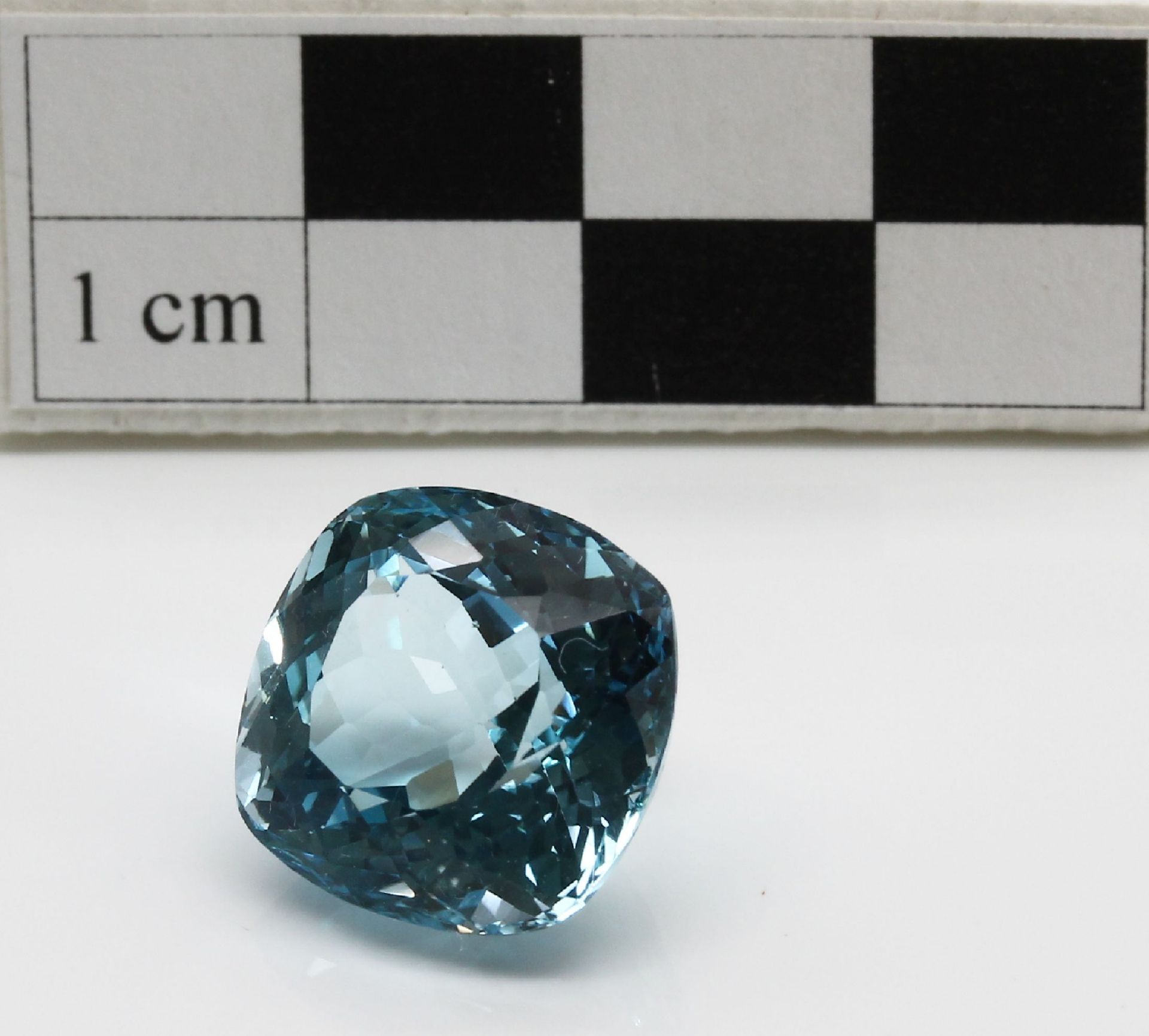 Loser Topas 19.10 ct, nat., facett. Kissenschliff, mit