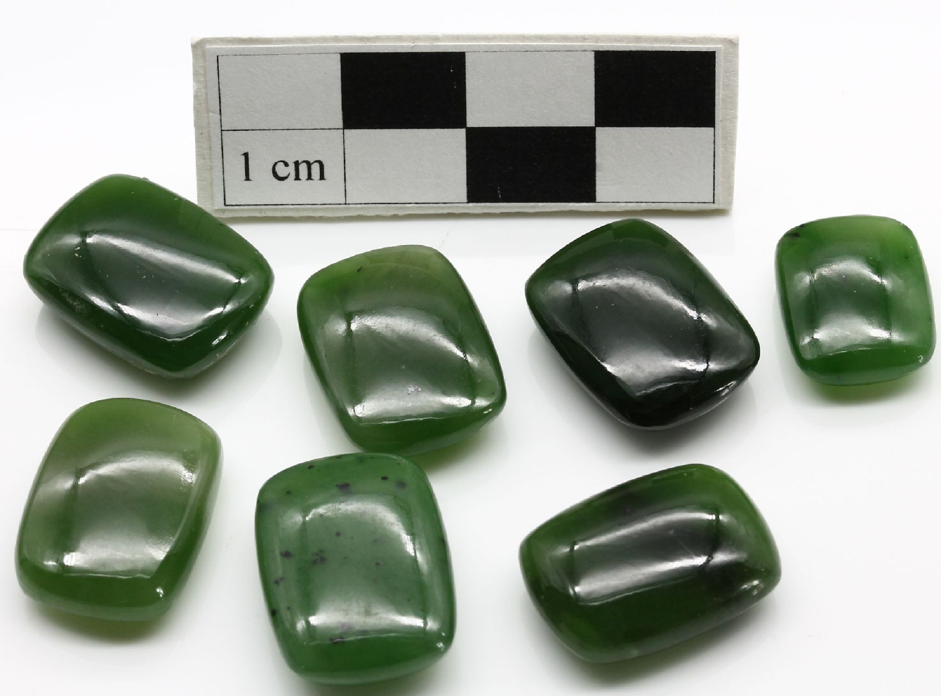 Lot lose Jade, ca. 705 ct, Kissenform in versch.