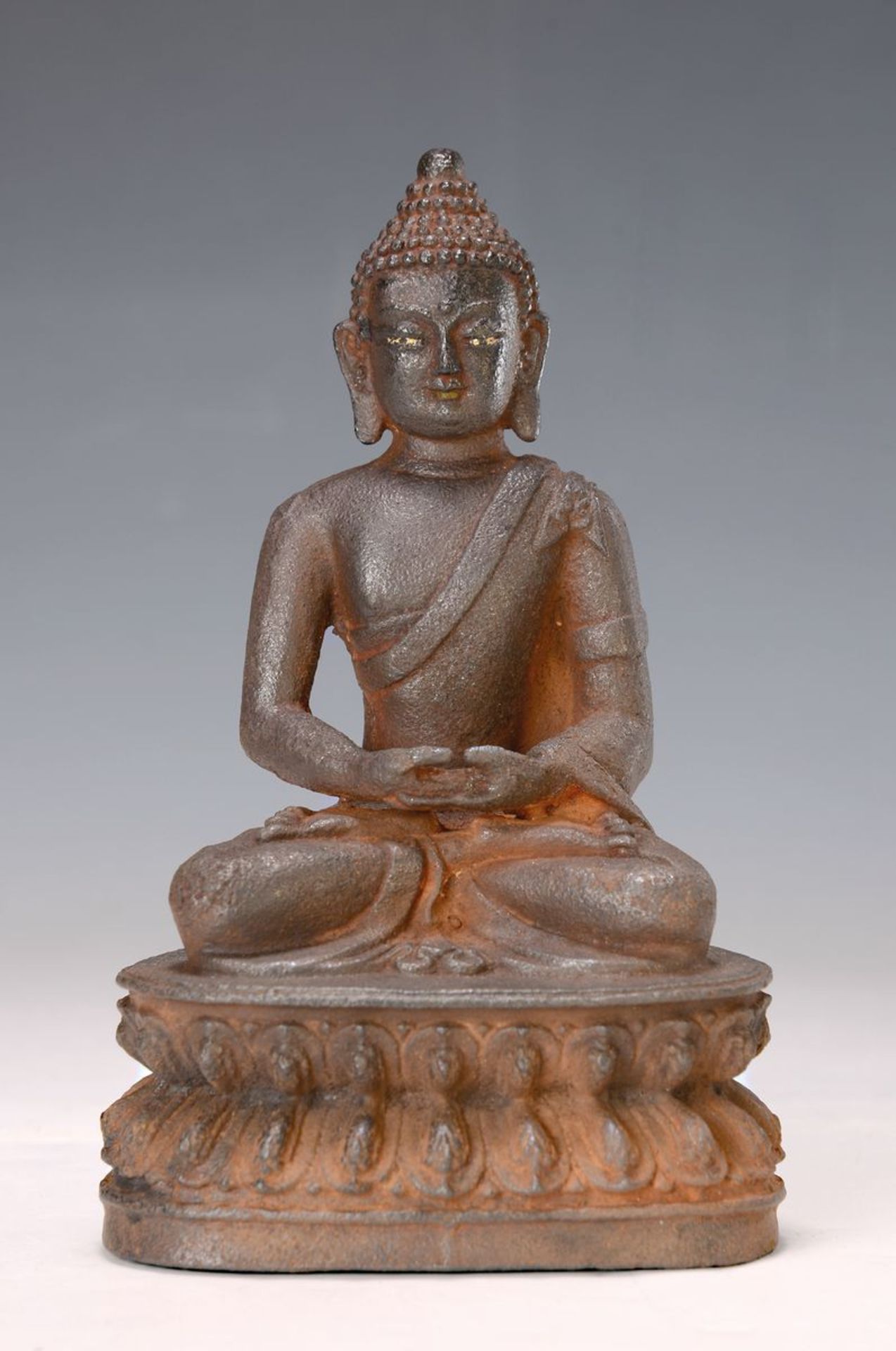 Sitzender Buddha, China, Ming-Dynastie, 17. Jh., Eisen,