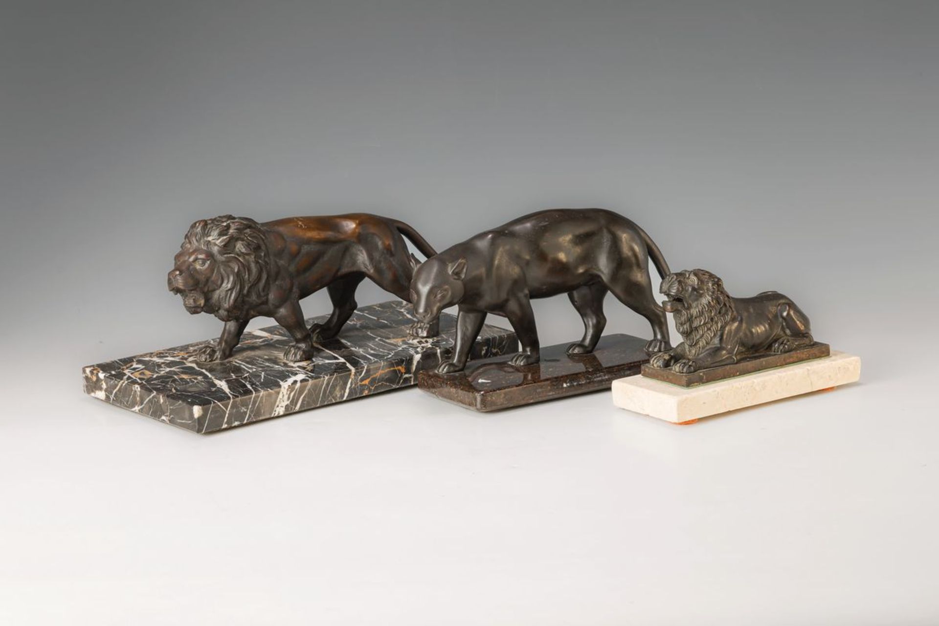 3 Löwen-Skulpturen, 1. Hälfte 20. Jh., Metallguß, 1x nach