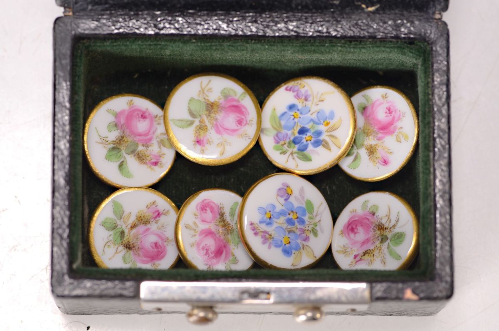 8 Porzellanknöpfe, Meissen, um 1900, polychrome Bemalung,