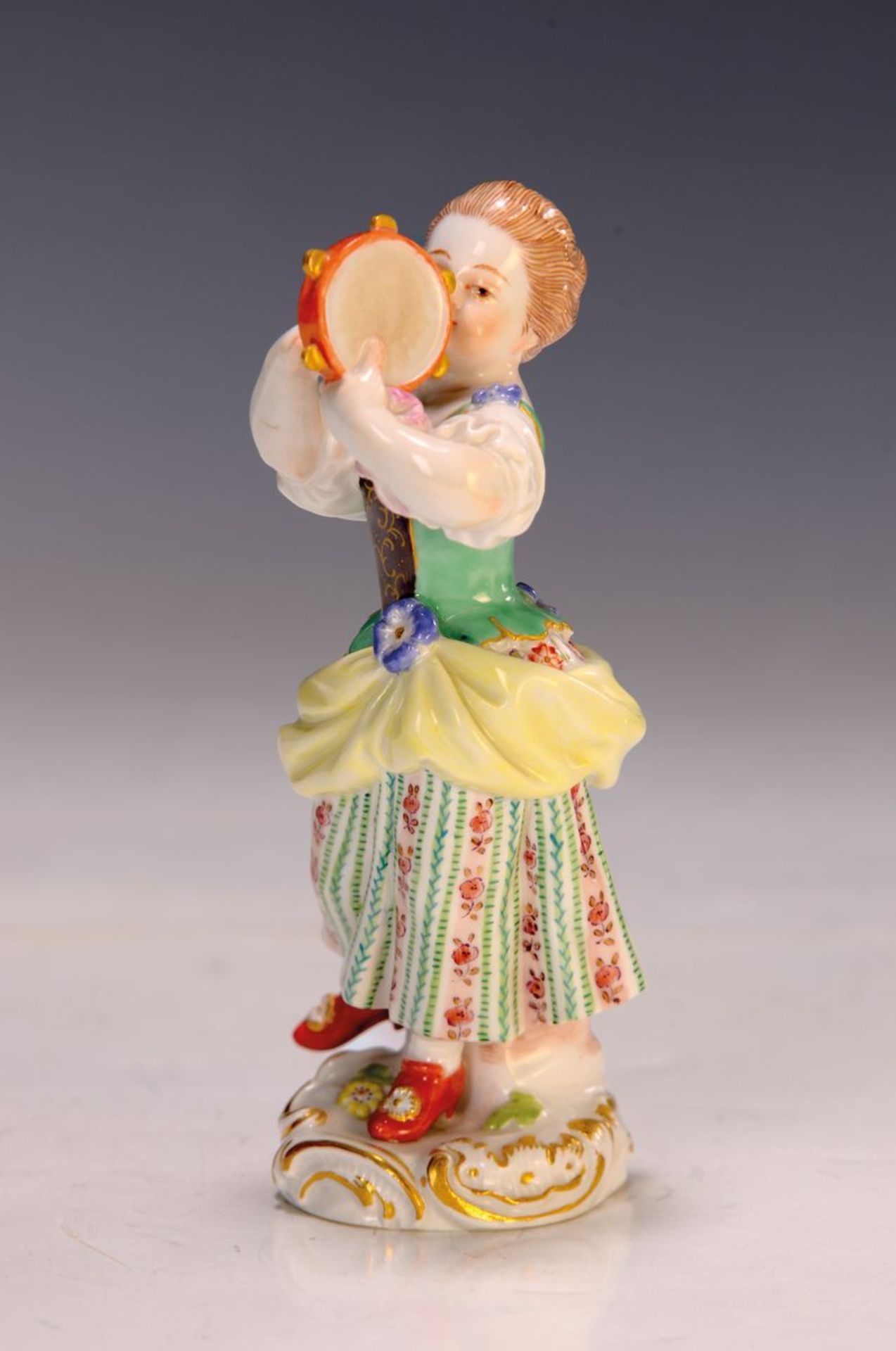 Porzellanfigur, Meissen, 2.H.20.Jh., Mädchen mit