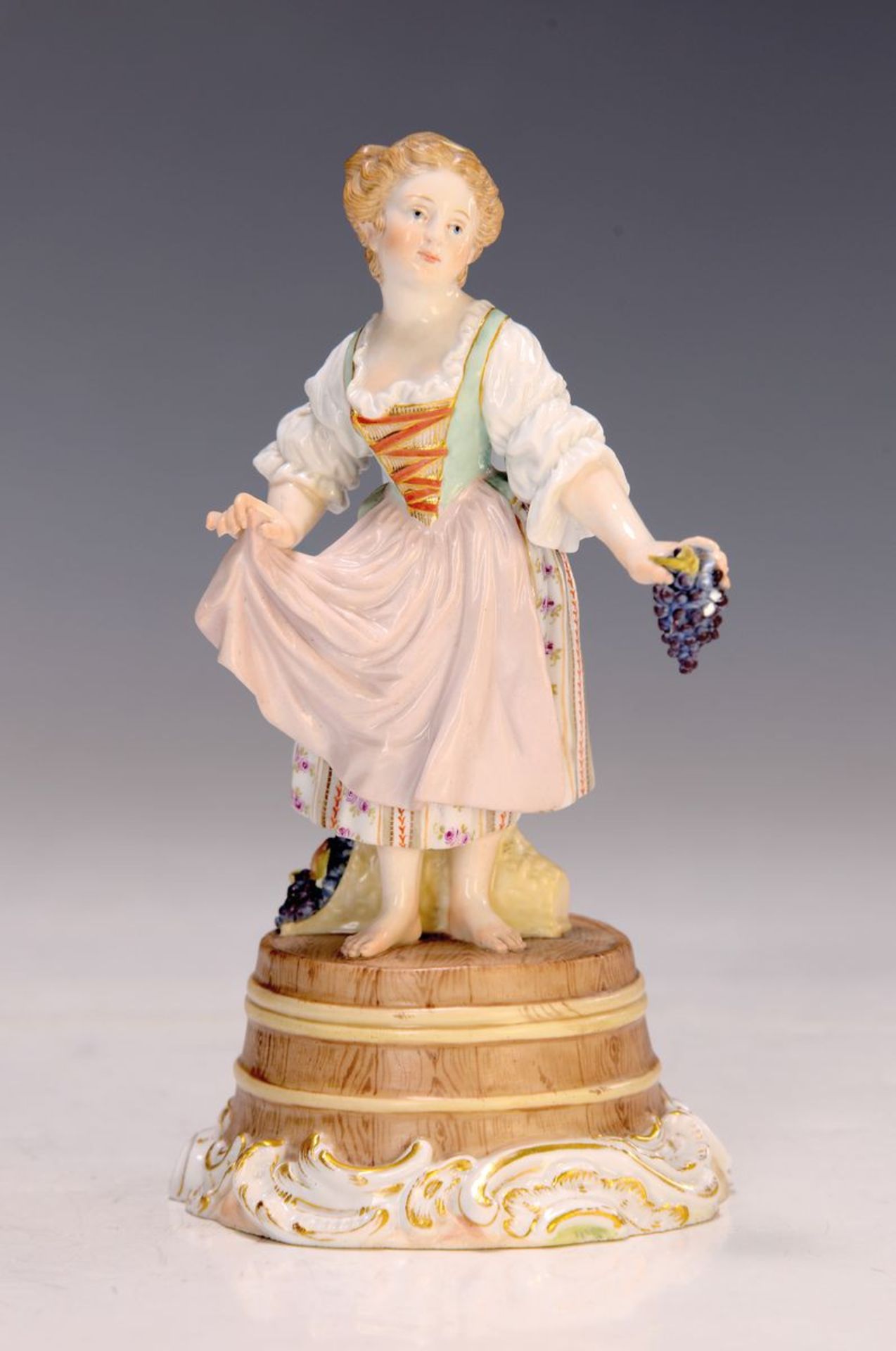 Porzellanfigur, Meissen, um 1890, Gärtnerin mit Trauben