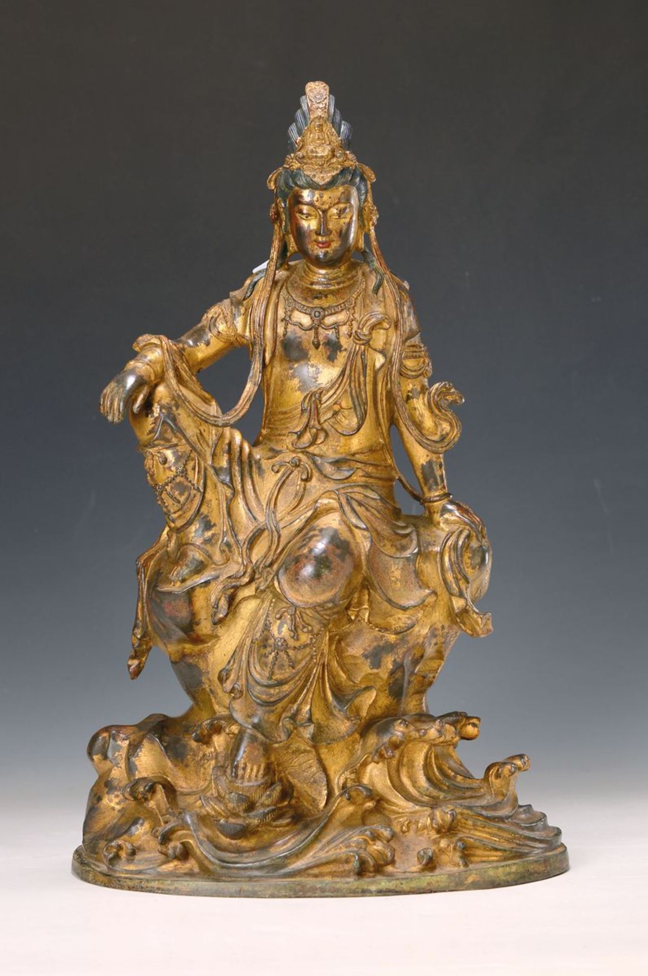 Große Guanyin, China, 18. Jh., Bronze, auf einem erhöhten