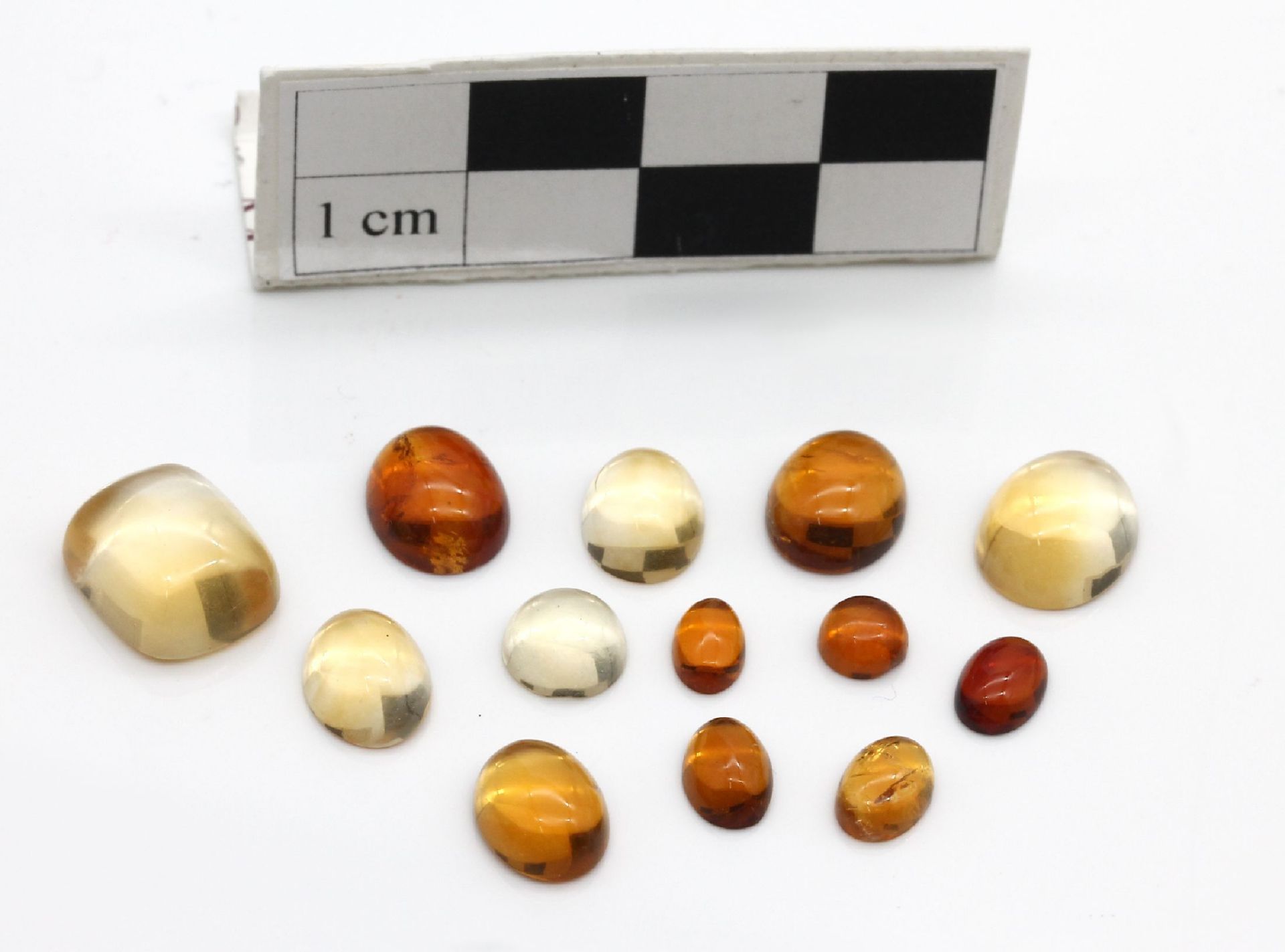 Lot lose Citrine, ca. 627 ct,   Cabochons in versch.