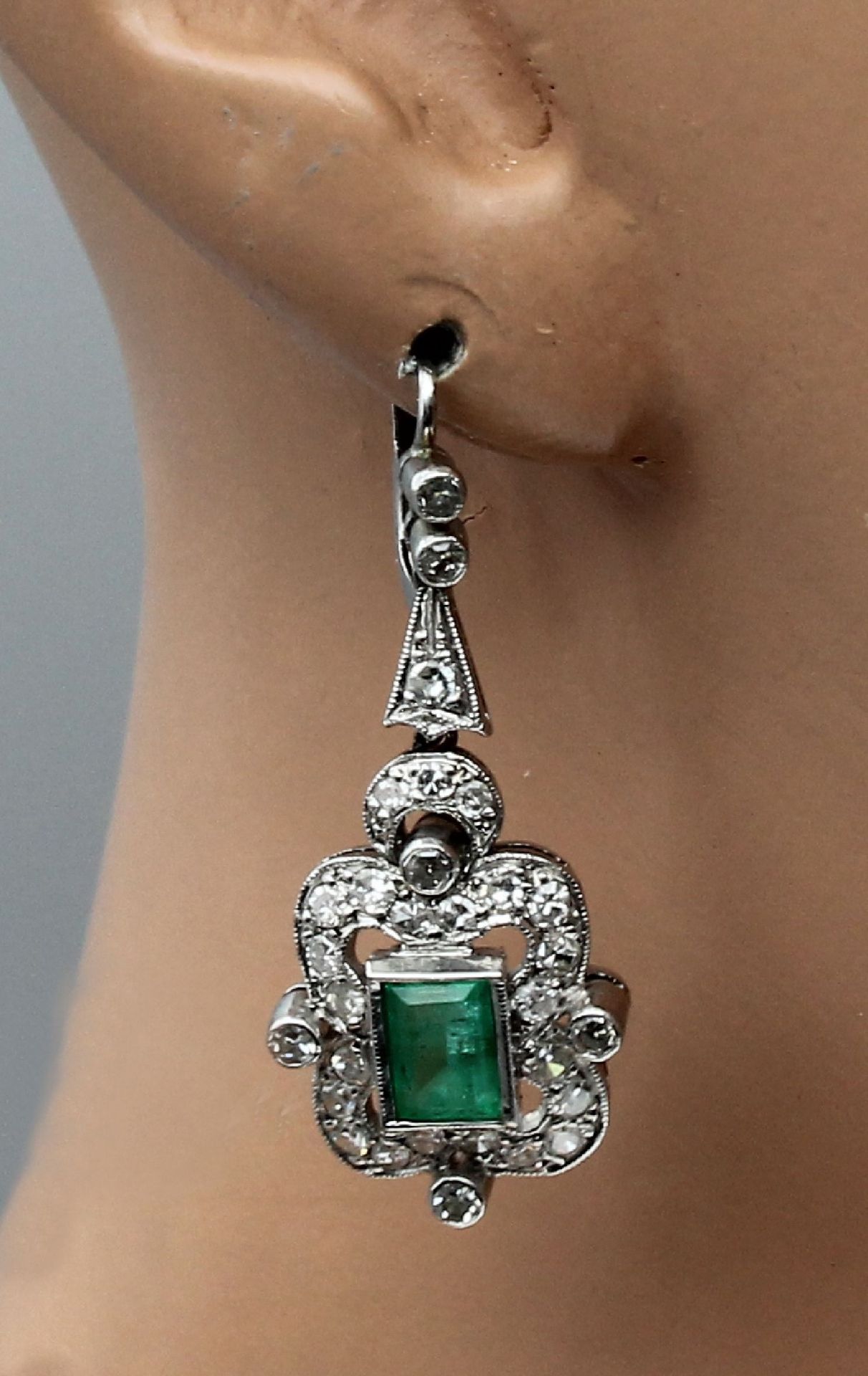 Paar Palladium Smaragd-Diamant-Ohrgehänge, 1930er Jahre, - Image 2 of 2