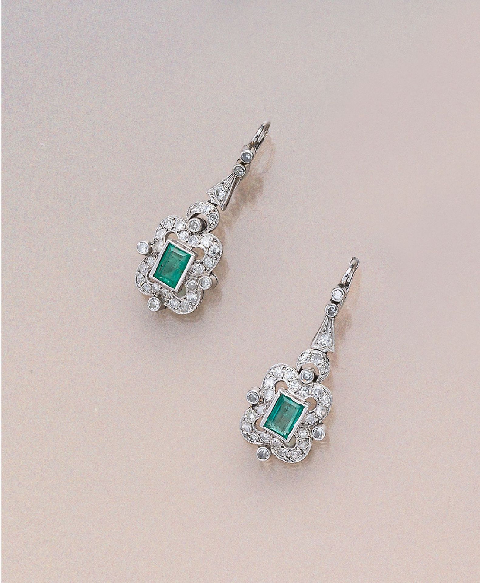 Paar Palladium Smaragd-Diamant-Ohrgehänge, 1930er Jahre,