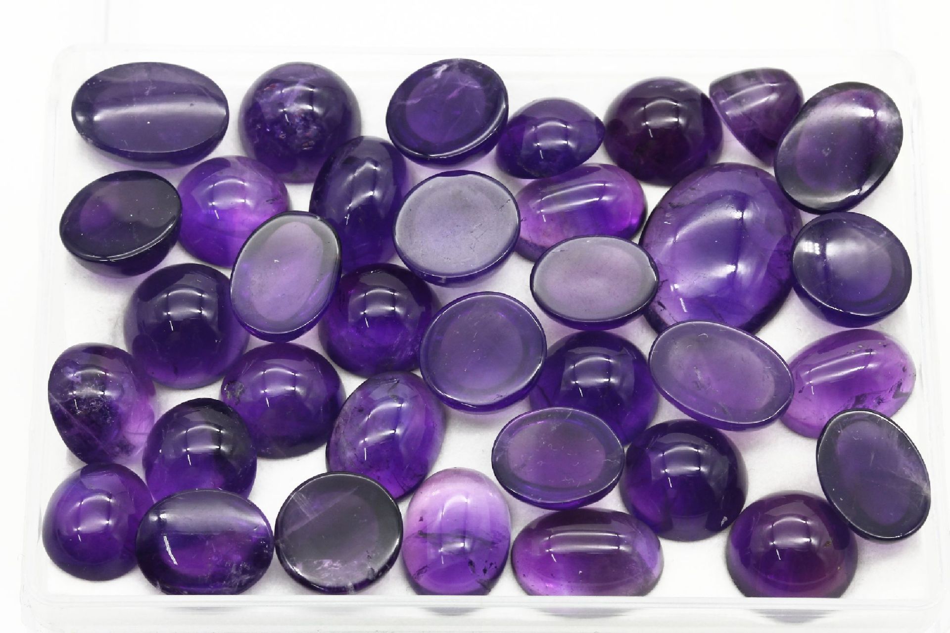 Lot lose Amethyste, ca. 196 ct,   Cabochons in versch. - Bild 2 aus 2