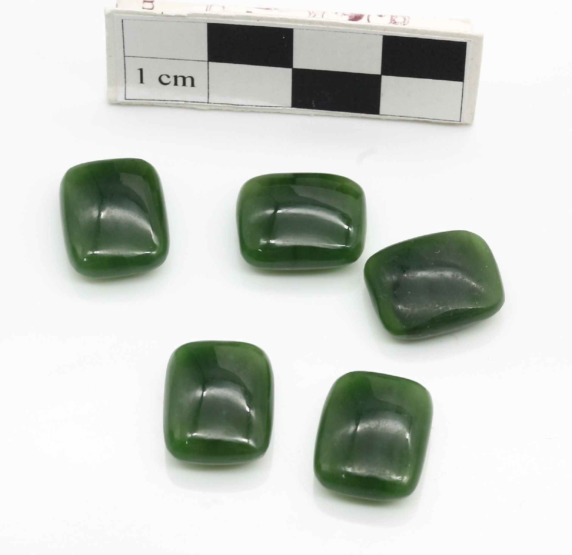 Lot lose Jade, ca. 845 ct,   kissenförmige Cabochons in