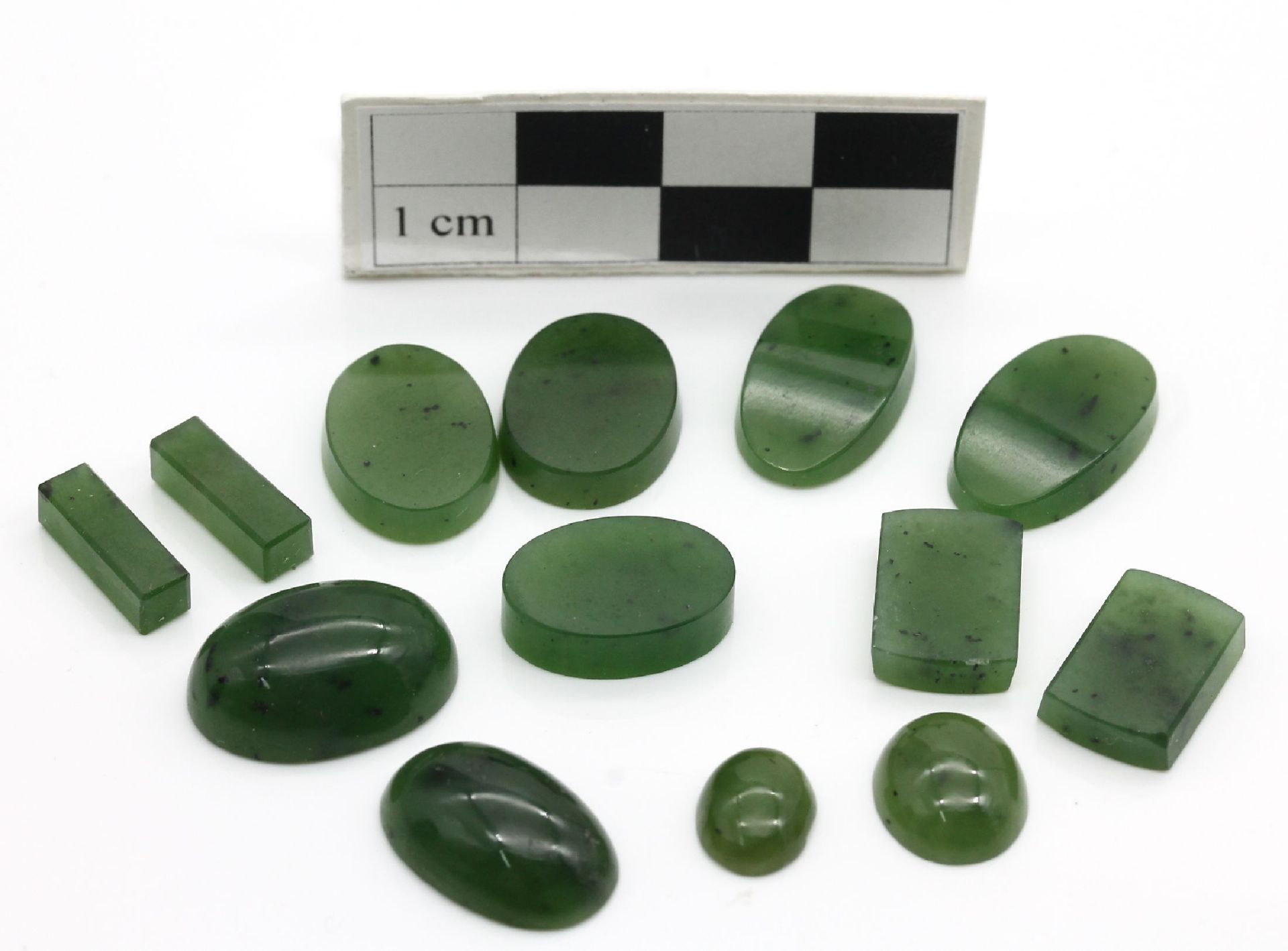 Lot lose Jade, ca. 3300 ct,   Platten und Cabochons in