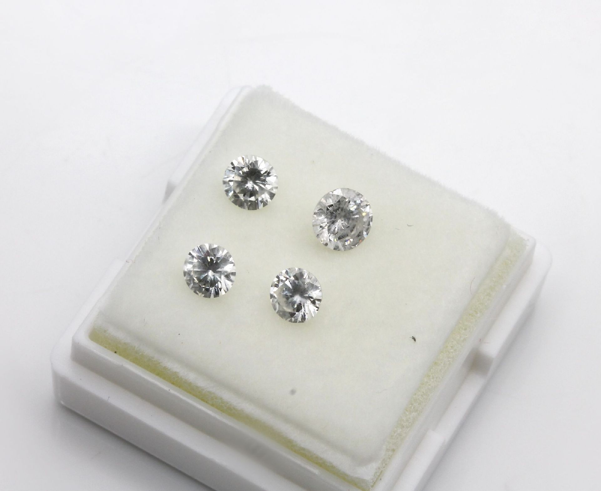 Lot 4 lose Brillanten, zus. ca. 1.14 ct Weiß-l.get.Weiß/p - Bild 2 aus 2