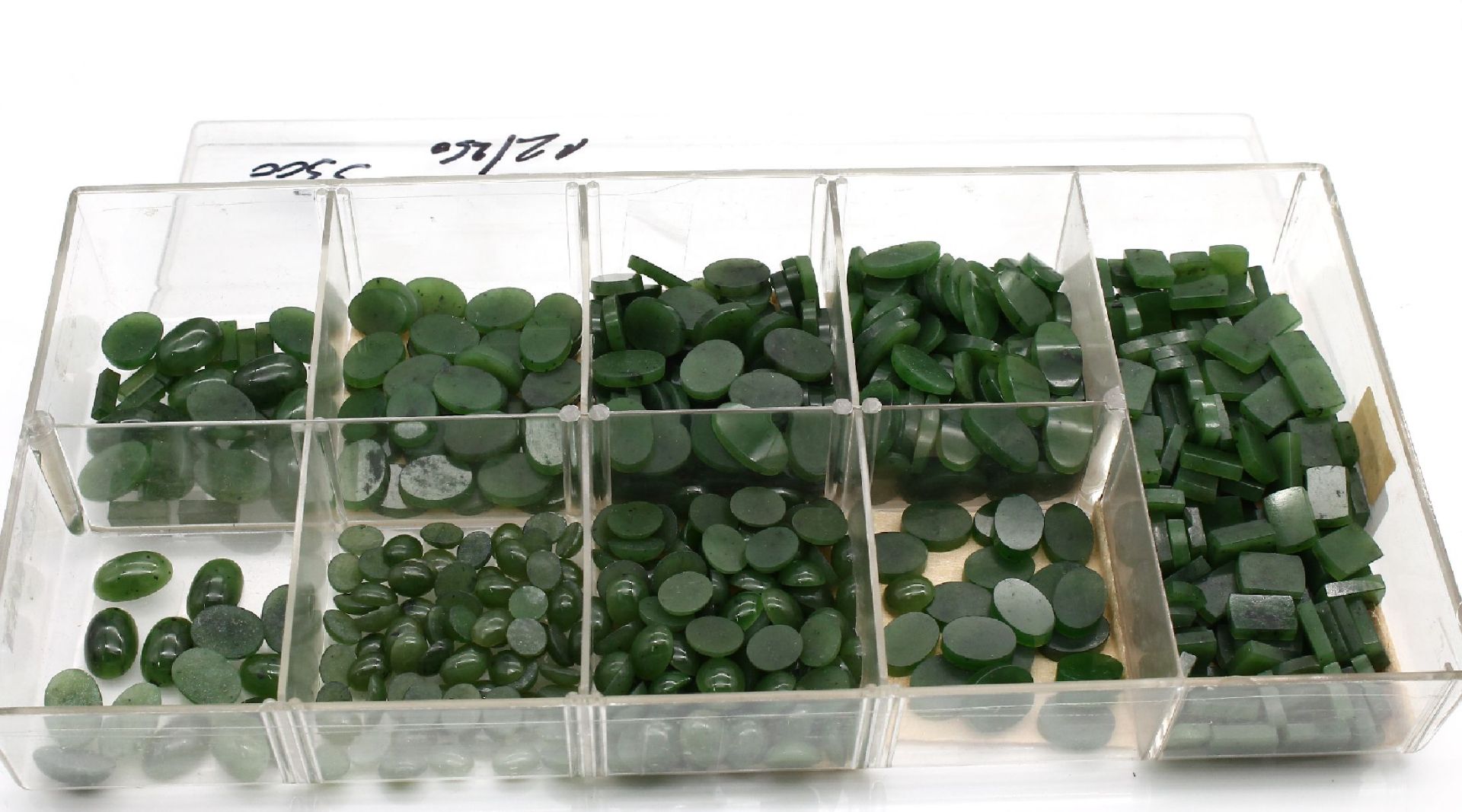 Lot lose Jade, ca. 3300 ct,   Platten und Cabochons in - Bild 2 aus 2