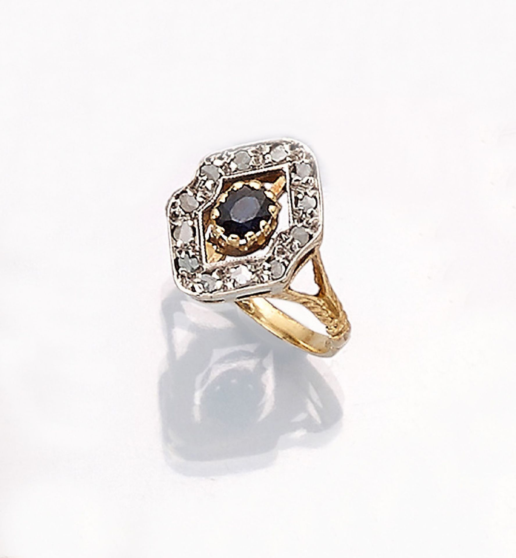 18 kt Gold Saphir-Diamant-Ring, um 1920,   GG 750/000 und