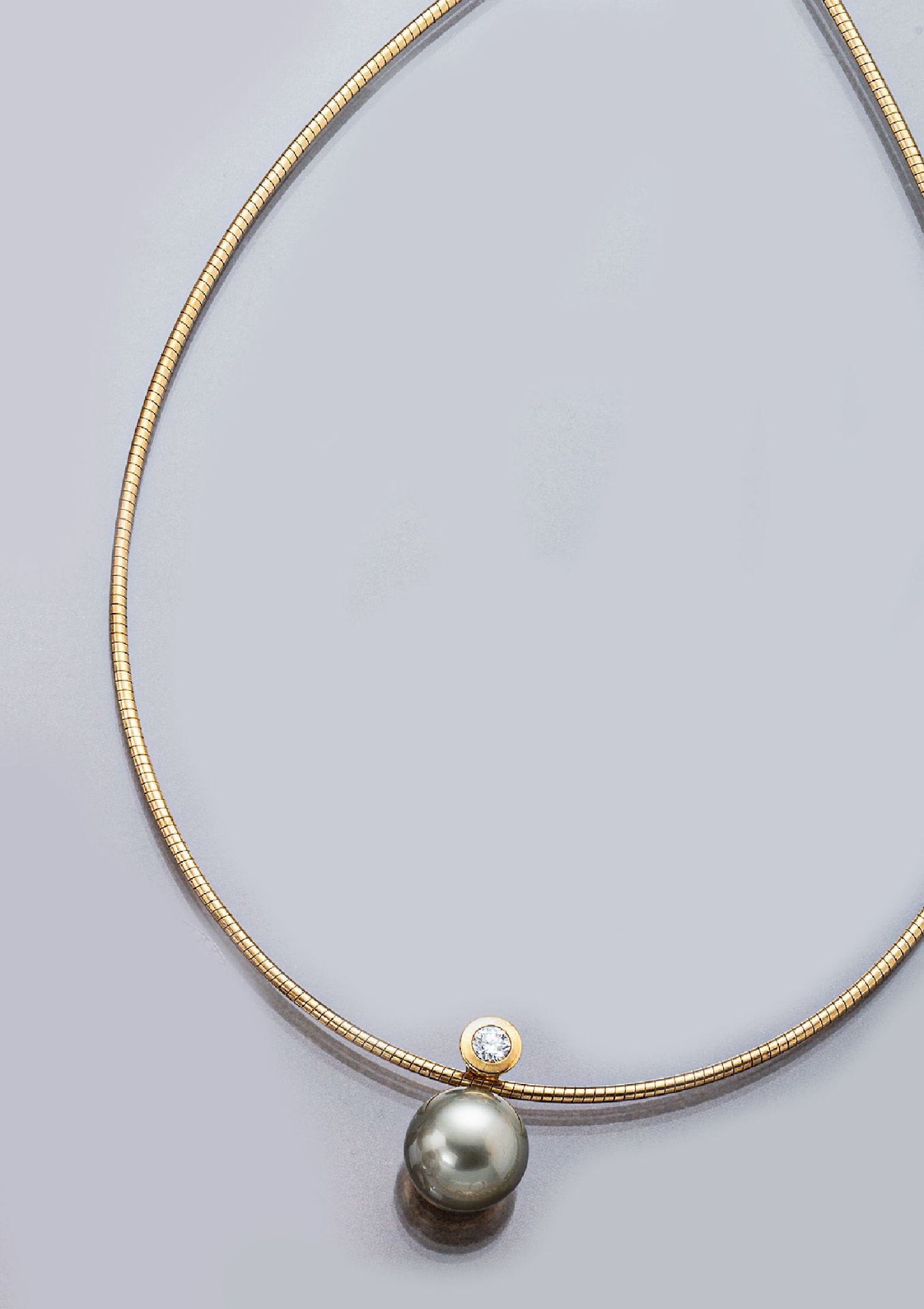 18 kt Gold Perl-Brillant-Anhänger, an Kette, GG 750/000,